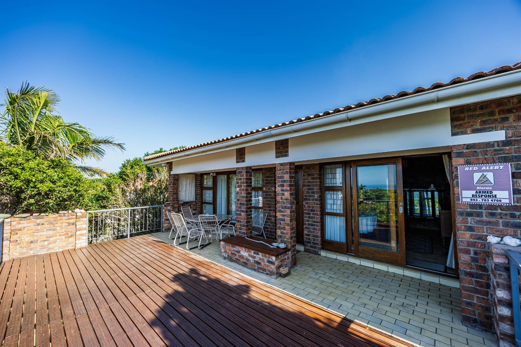 Sunrise-on-Sea - Family home with large Erf