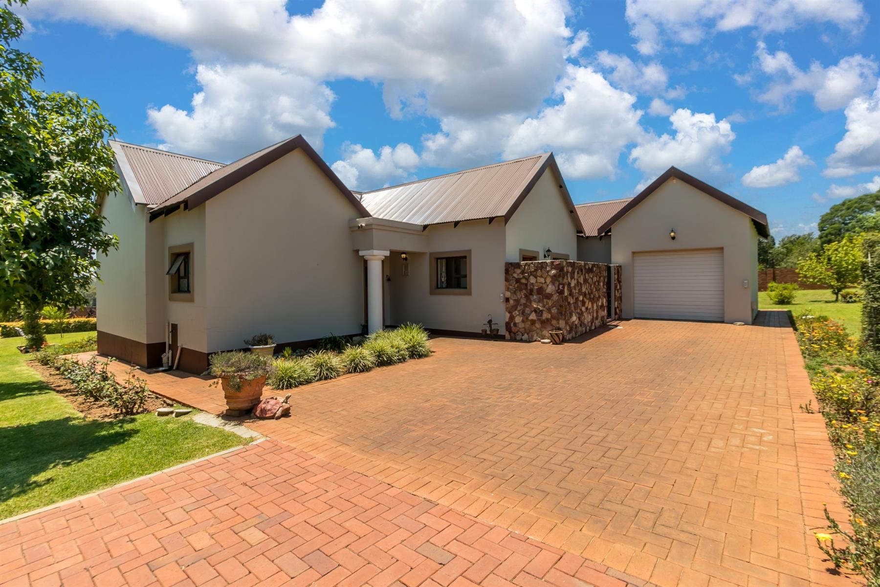 Charming 2-Bedroom Home with Fireplace and Entertainment Patio