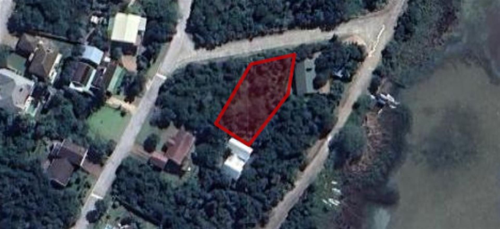 Plot Overlooking the Kleinemonde East River