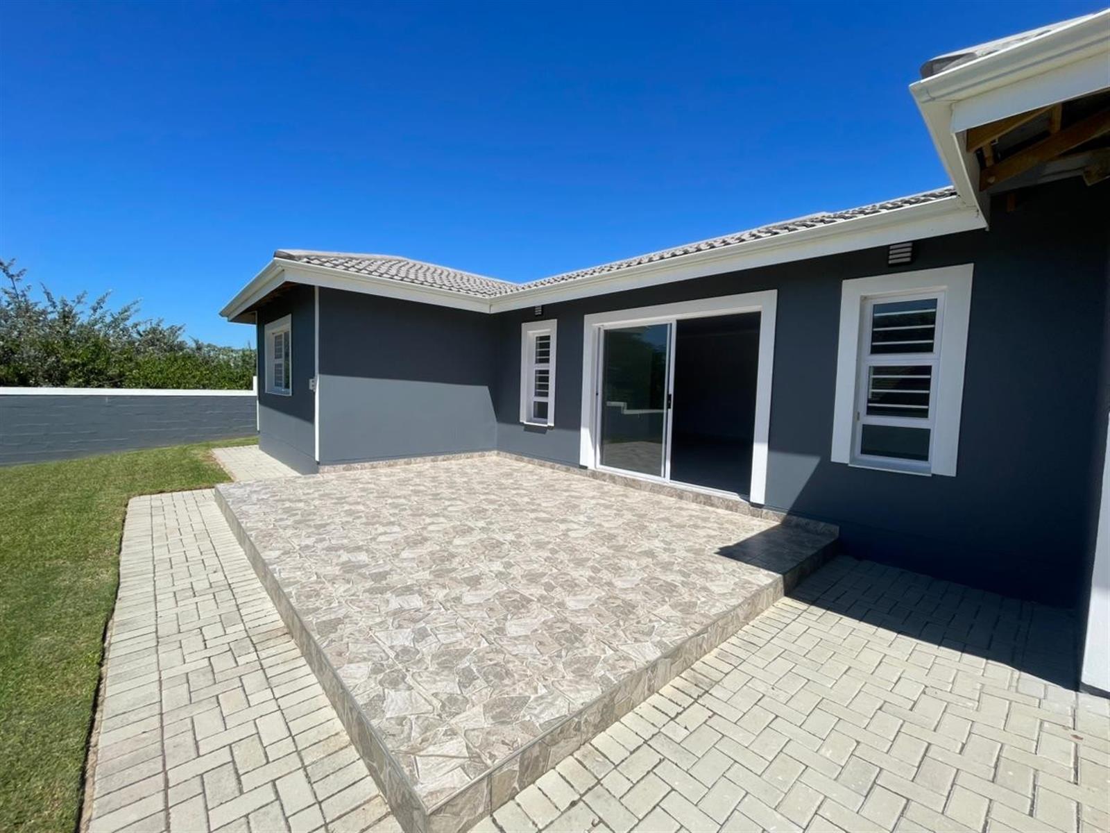 Newly Built 3 Bedroom Home - Coastal Living In Cintsa East