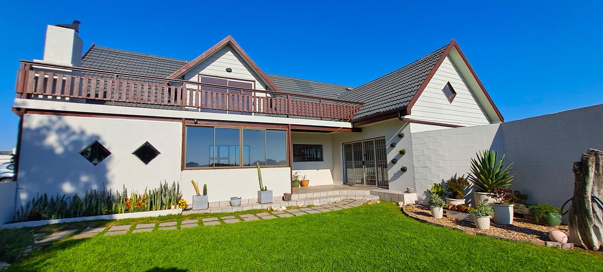 Spacious 3 Bedroom Character Home with Mashie Course and Lagoon Views