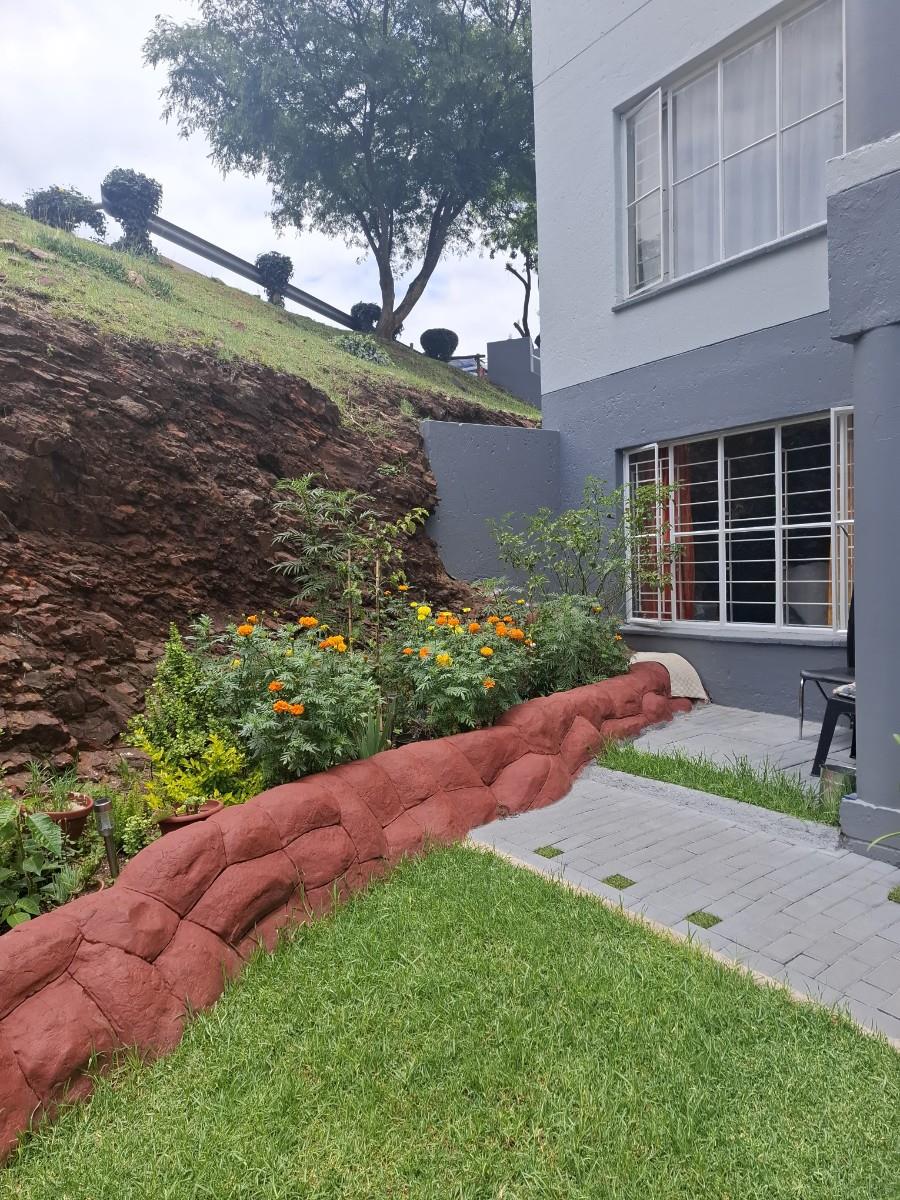 Apartment For Sale in Discovery, Roodepoort