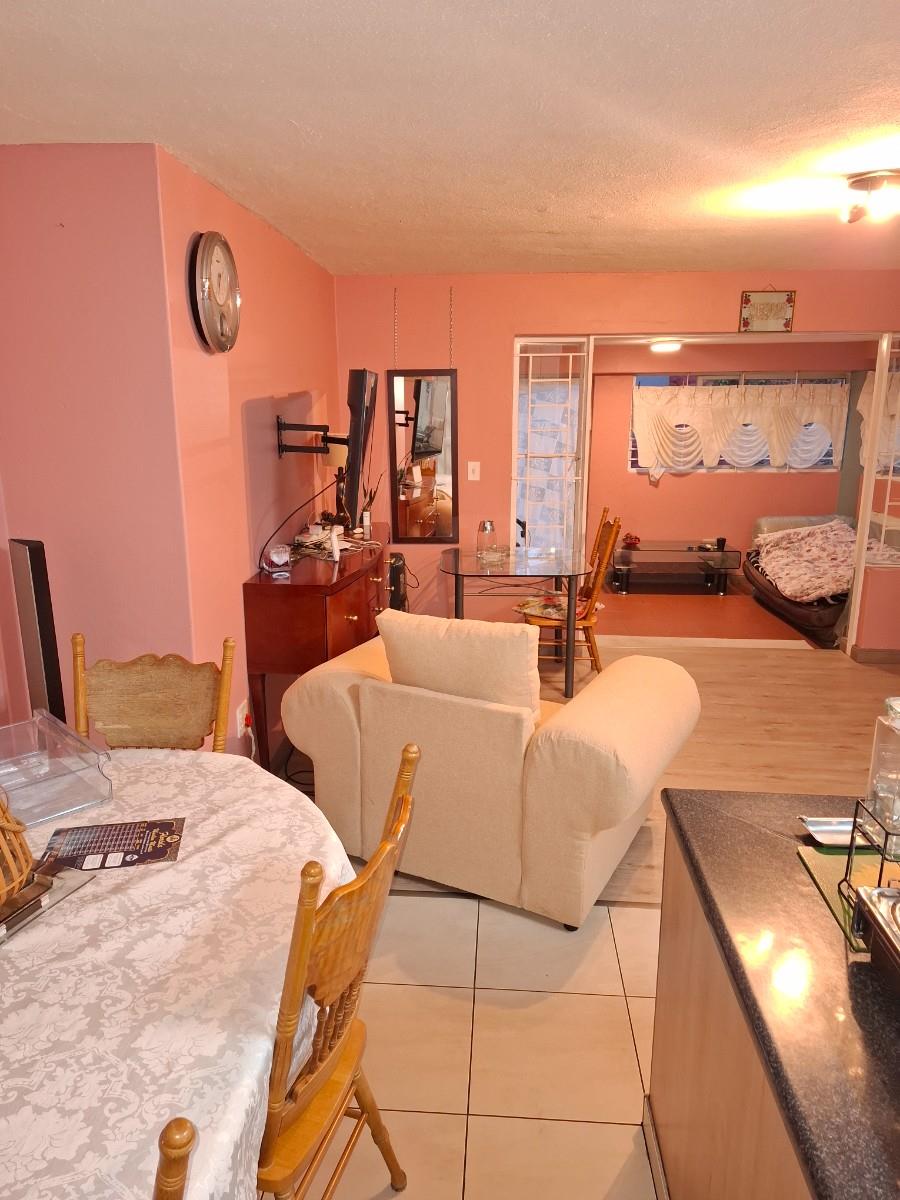 Apartment For Sale in Discovery, Roodepoort