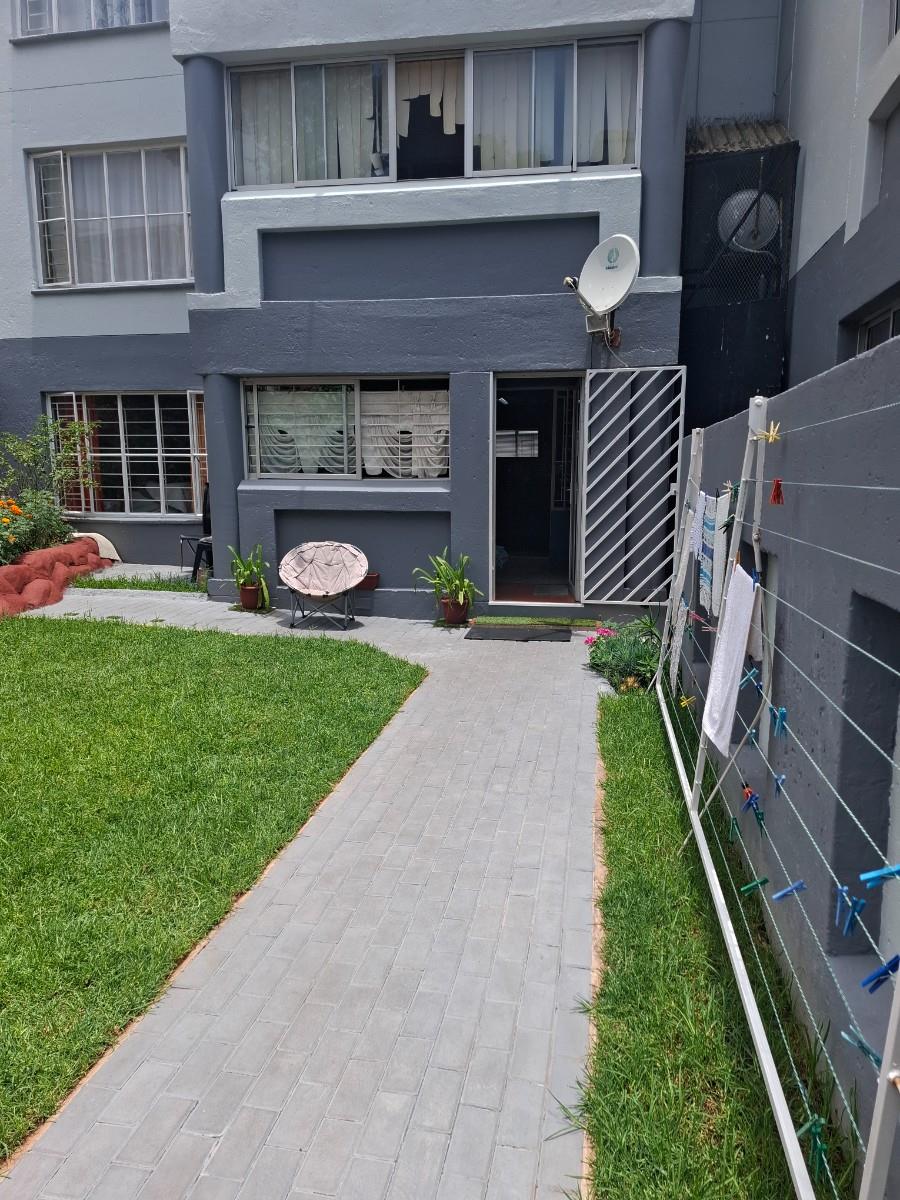 Apartment For Sale in Discovery, Roodepoort