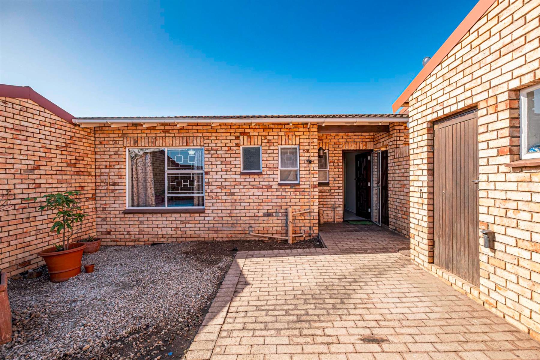 Move In Ready 3 Bed Townhouse in Popular ROSTREVOR