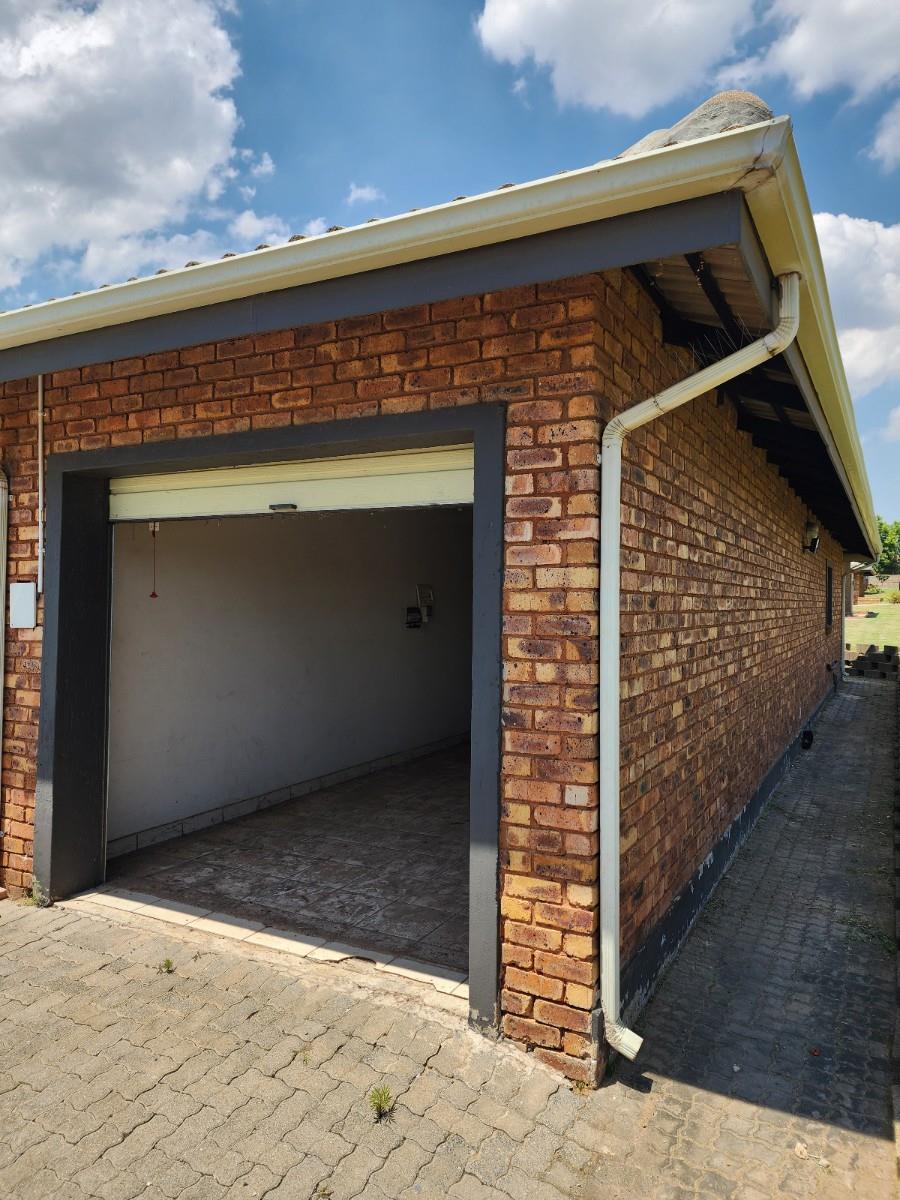 2 Bedroom Townhouse in Clover View, Benoni