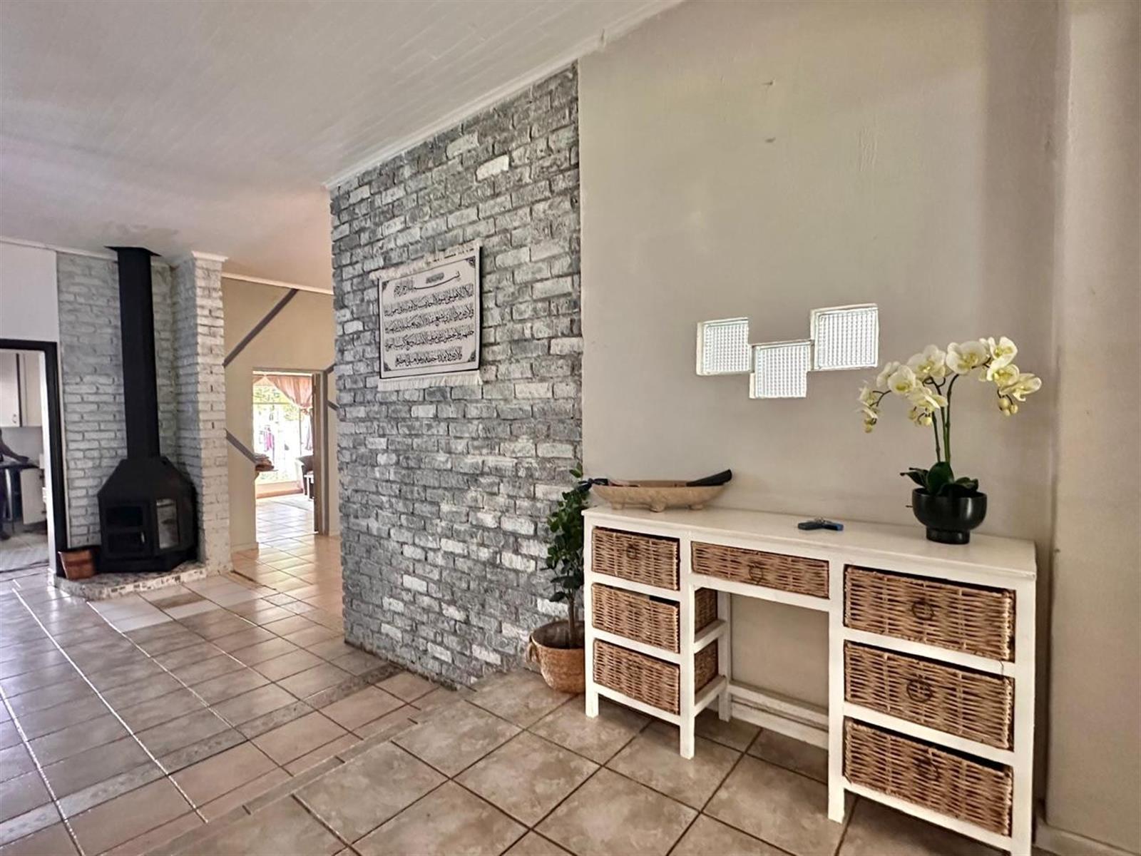 Spacious 4 Bedroom Family Home With 4 Income Generating Flatlets on a Prime Corner Stand.