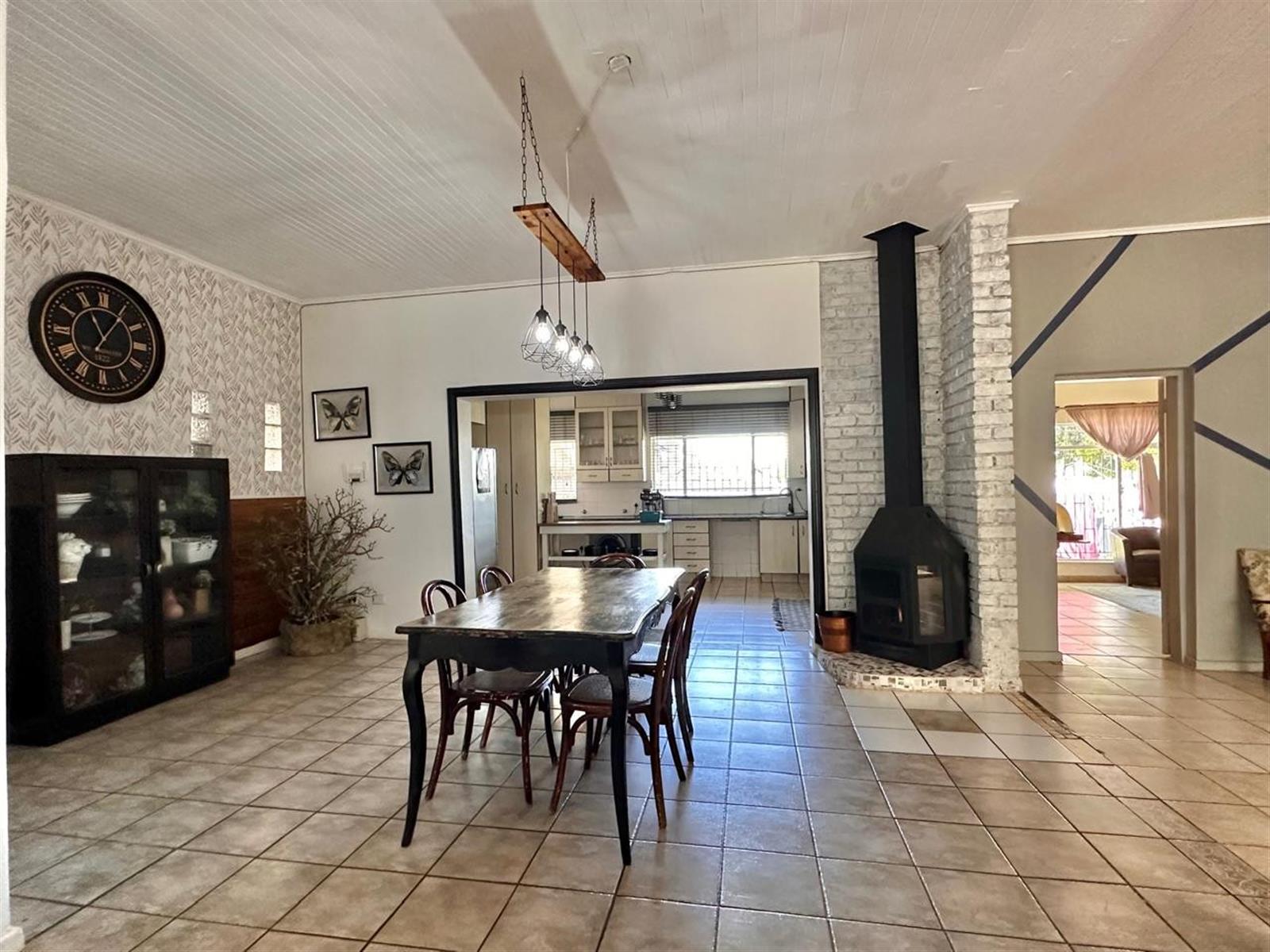 Spacious 4 Bedroom Family Home With 4 Income Generating Flatlets on a Prime Corner Stand.