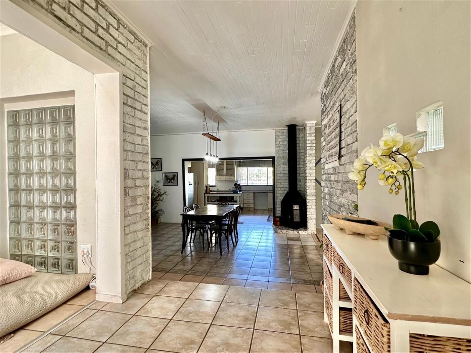 Spacious 4 Bedroom Family Home With 4 Income Generating Flatlets on a Prime Corner Stand.