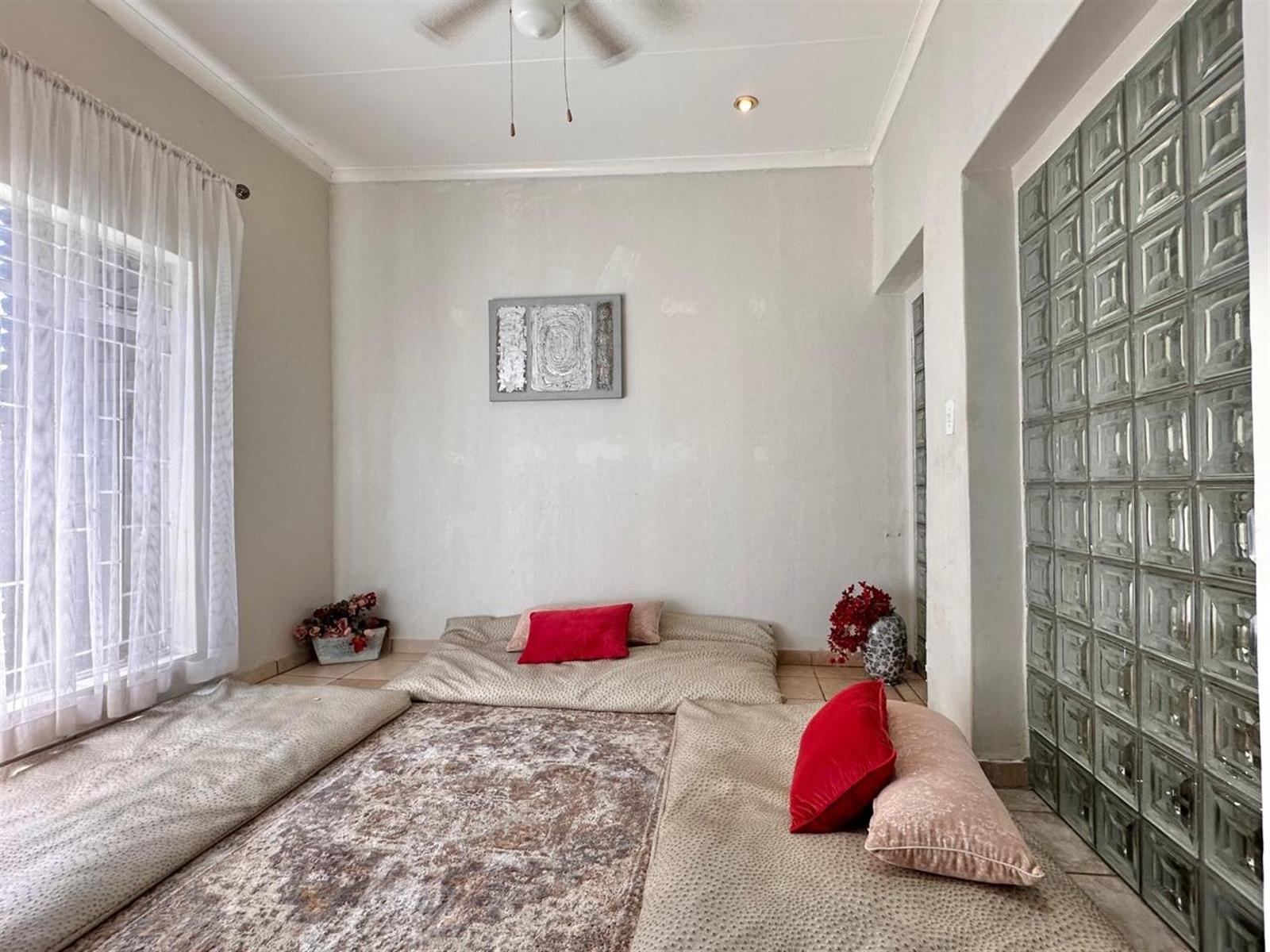 Spacious 4 Bedroom Family Home With 4 Income Generating Flatlets on a Prime Corner Stand.