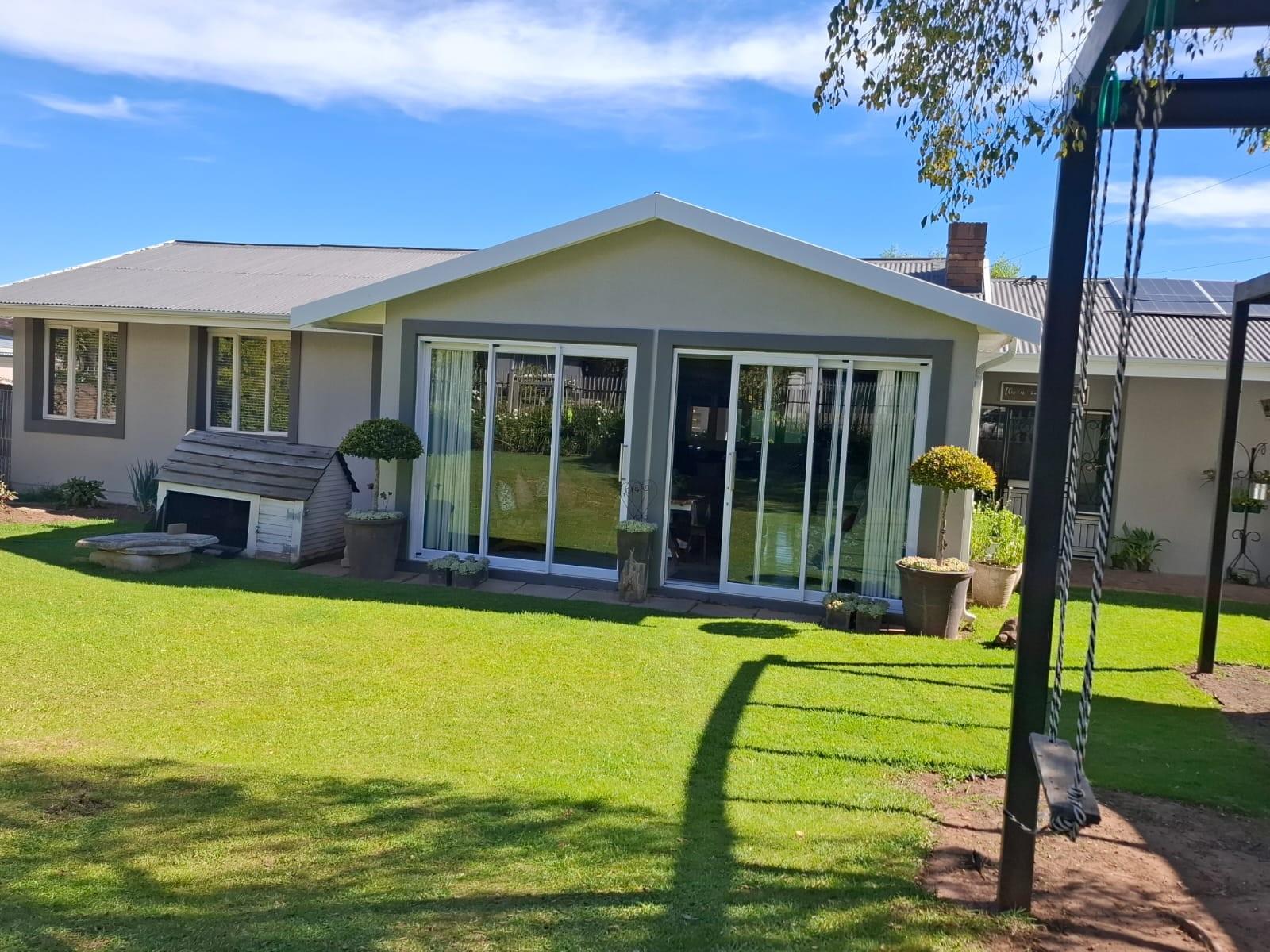 Modern 5 Bedroom Family Home with Flatlet, Solar and Entertainment Features in Bergsig, Komani