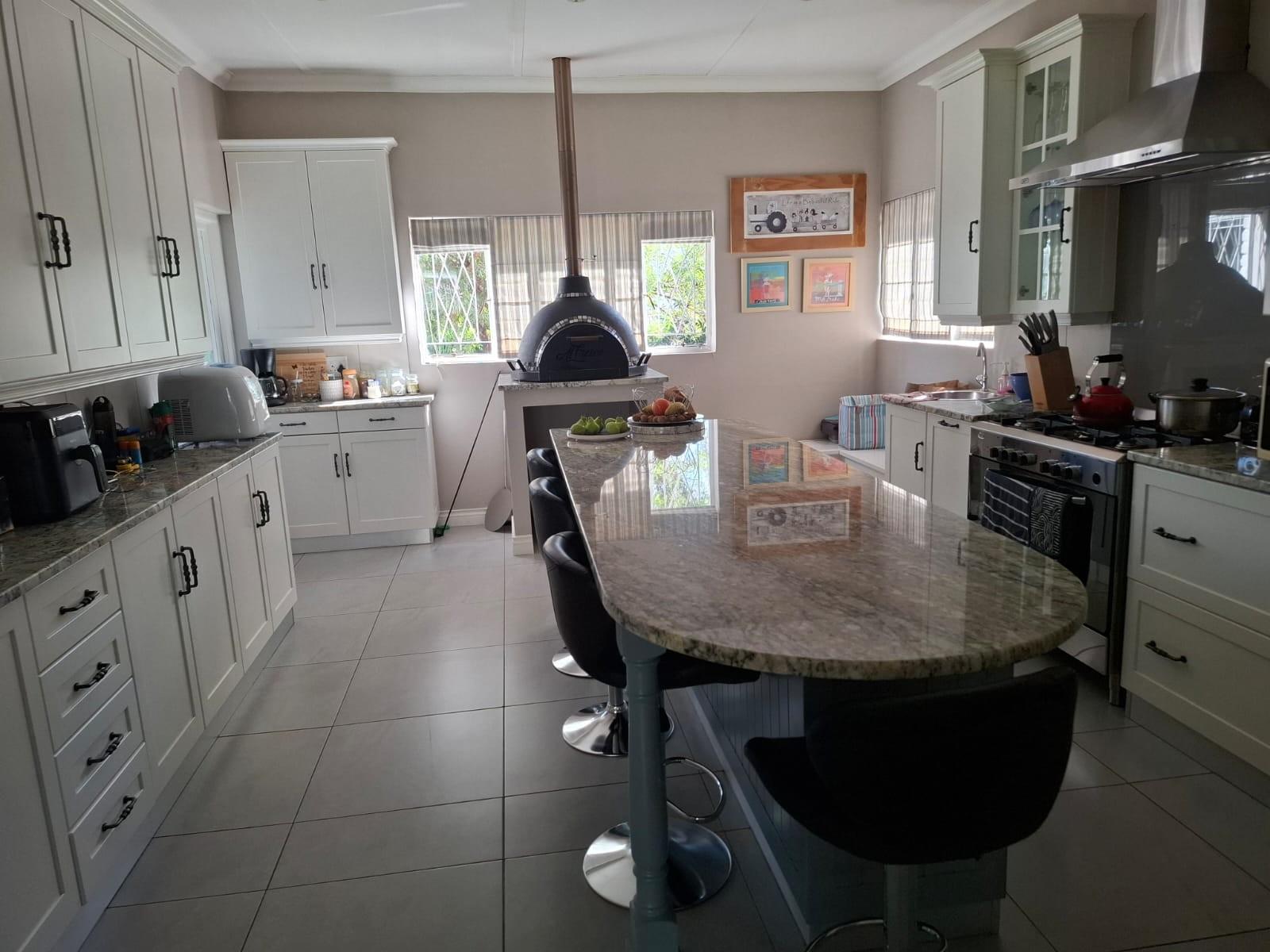 Modern 5 Bedroom Family Home with Flatlet, Solar and Entertainment Features in Bergsig, Komani