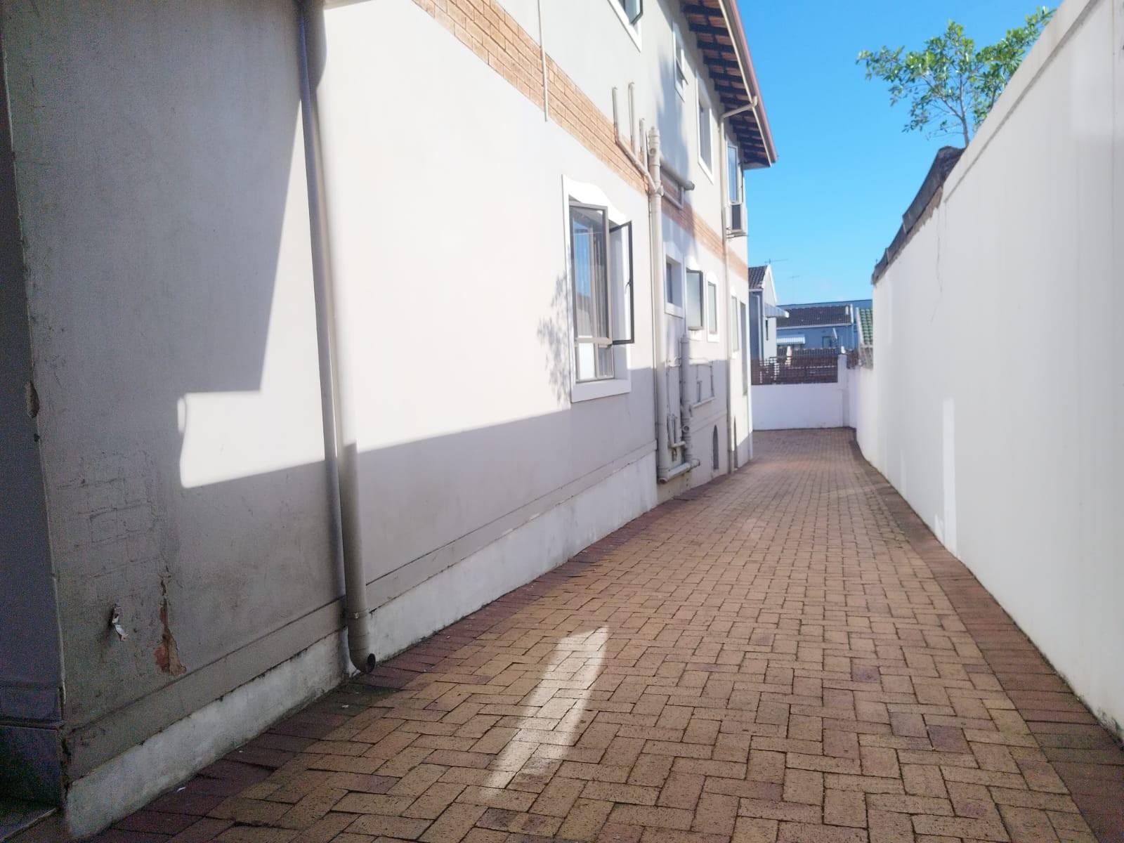 Apartment To Rent in Essenwood, Durban, KwaZulu Natal
