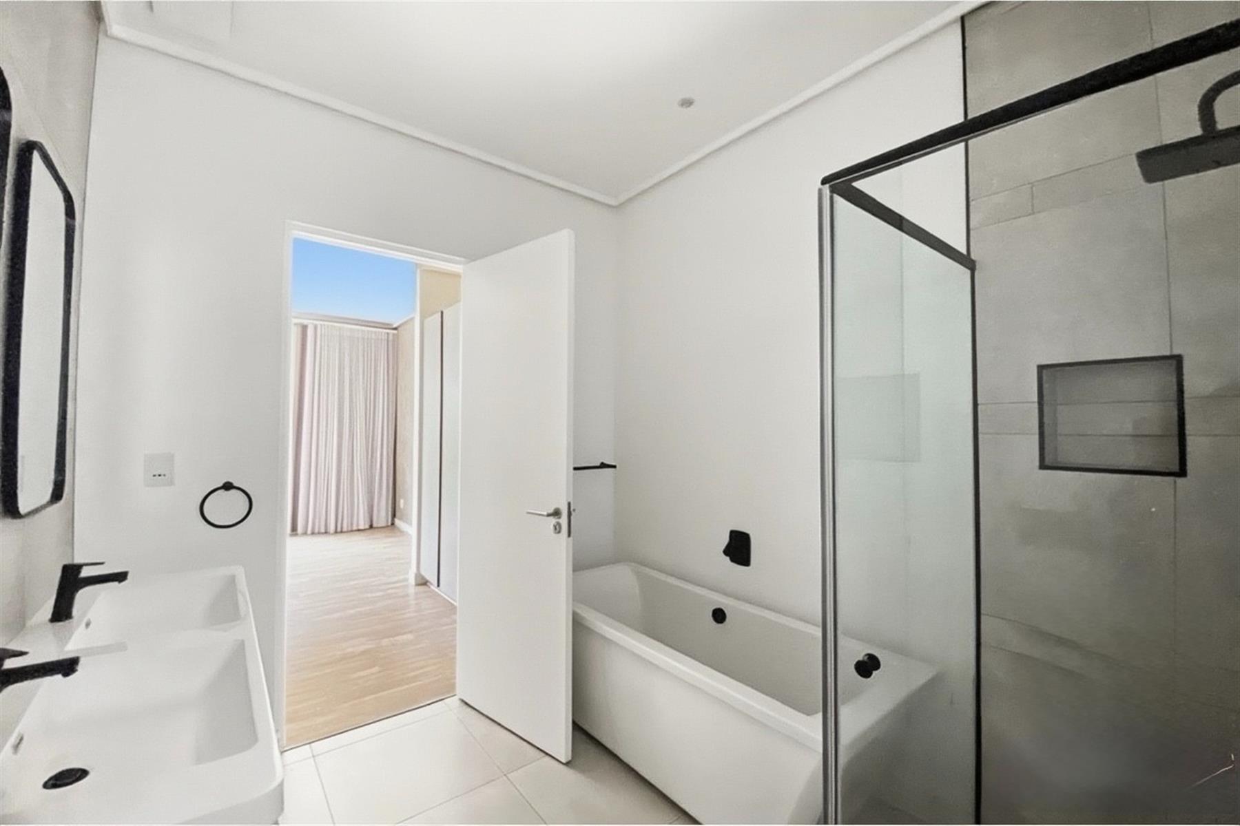 Modern Luxury Living Elegant 2 Bedroom Apartment in Bryanston