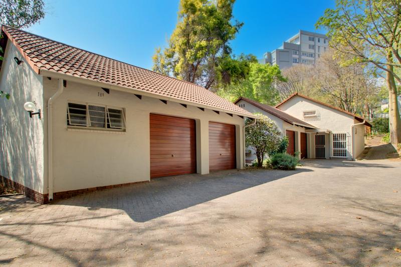 Townhouse For Sale in Sandhurst, Sandton