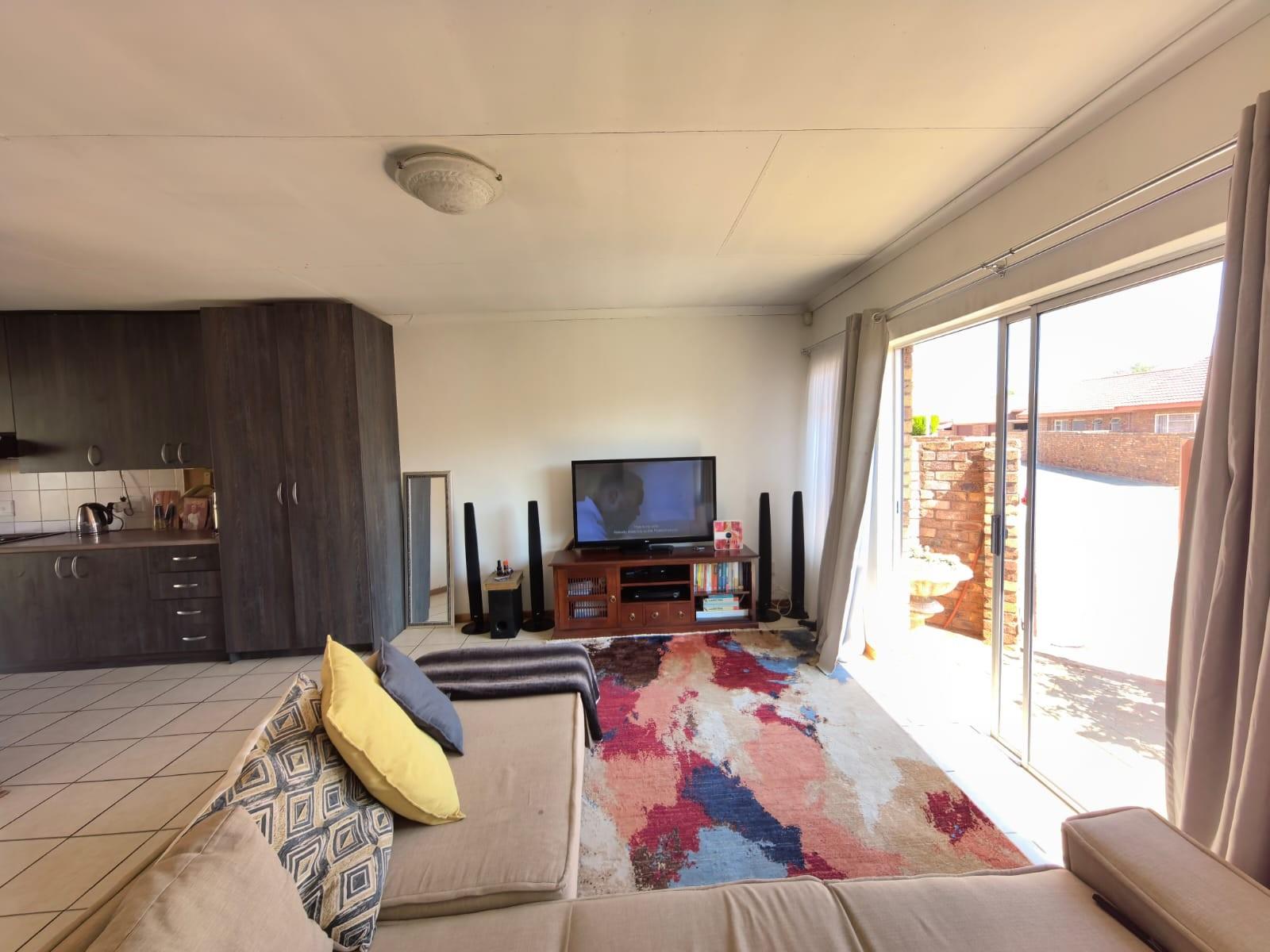Corner-Stand Comfort: Your Private, Safe, Pet-Friendly Sanctuary in Riviera, Kimberley
