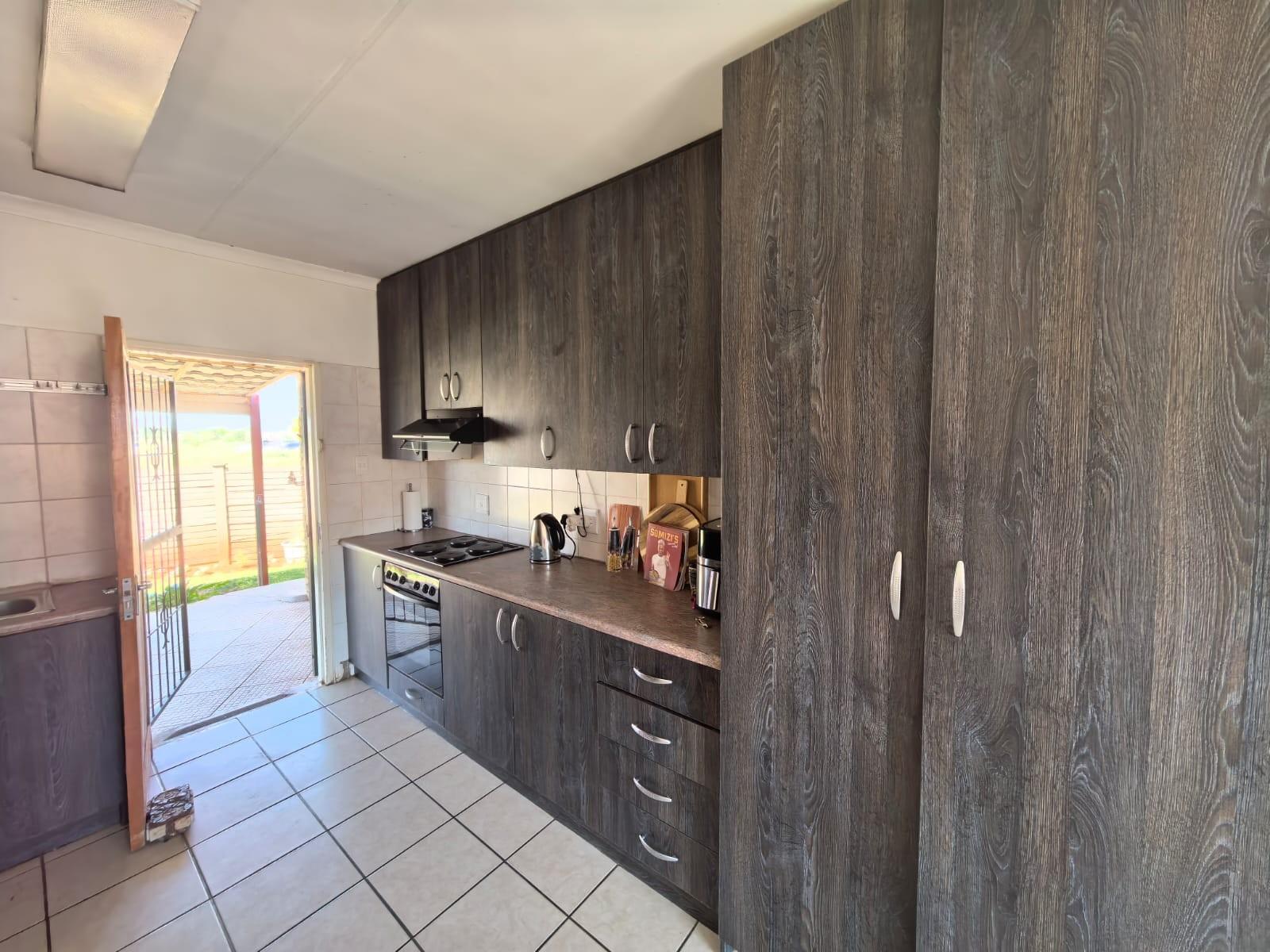 Corner-Stand Comfort: Your Private, Safe, Pet-Friendly Sanctuary in Riviera, Kimberley