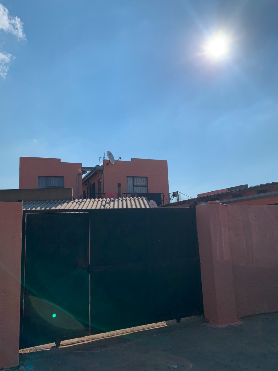 2 Bedroom House For Sale in Diepkloof, Soweto