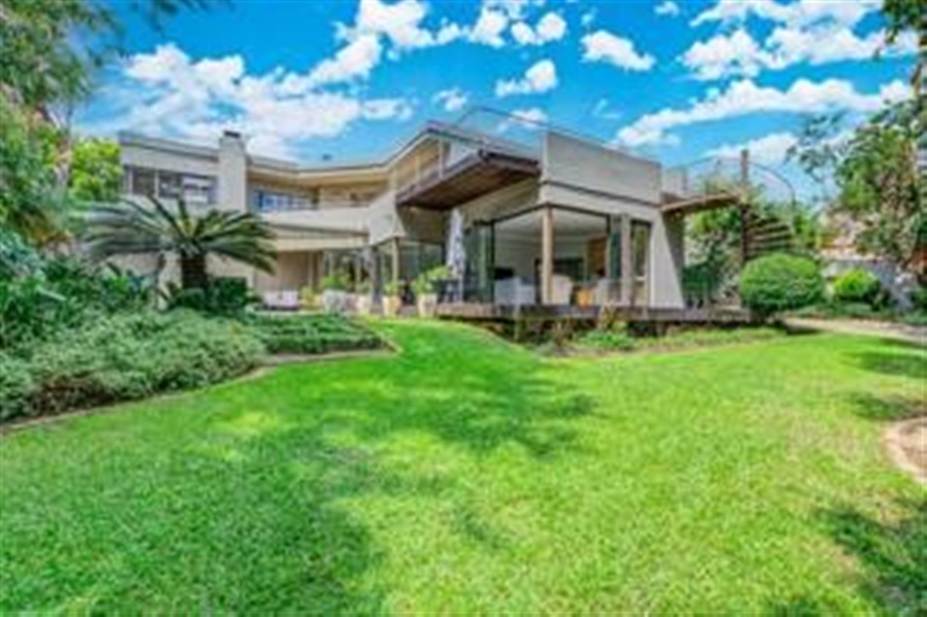 Refined Modern Living with Elegant Entertaining Spaces