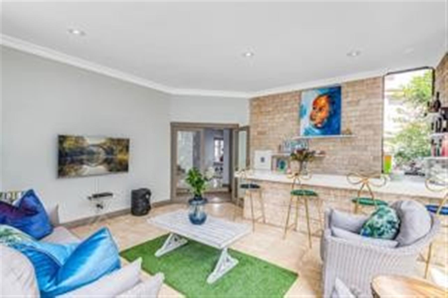 Refined Modern Living with Elegant Entertaining Spaces