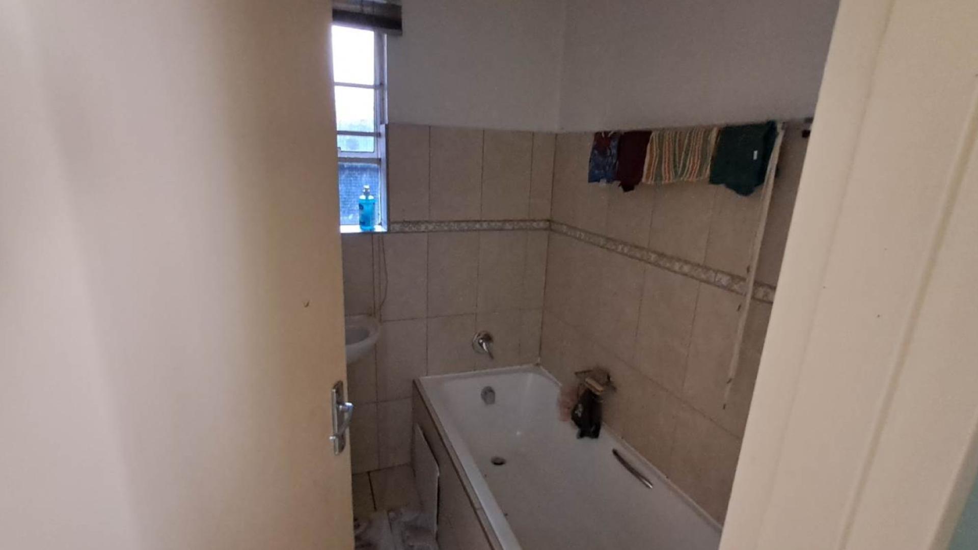 Apartment For Sale in Alan Manor, Johannesburg