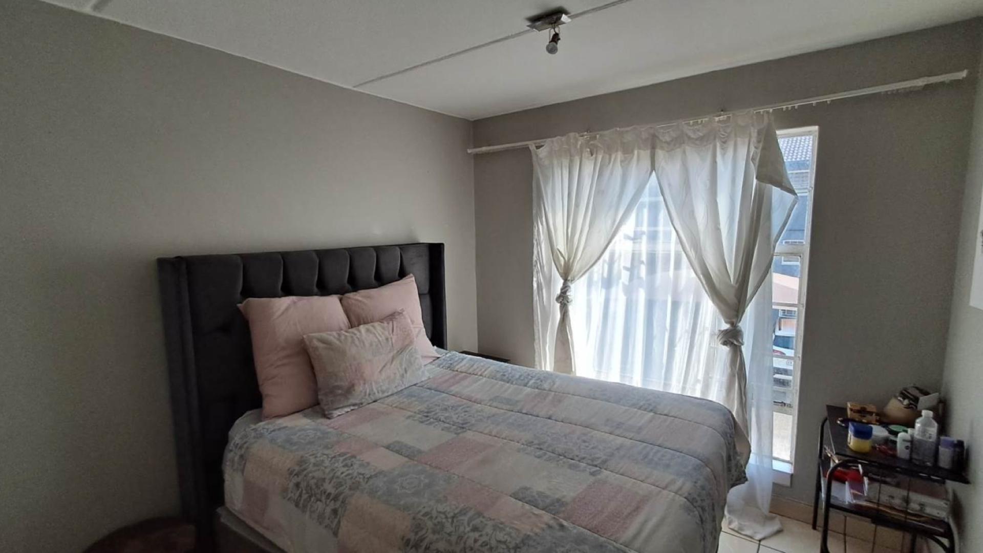 Apartment For Sale in Alan Manor, Johannesburg