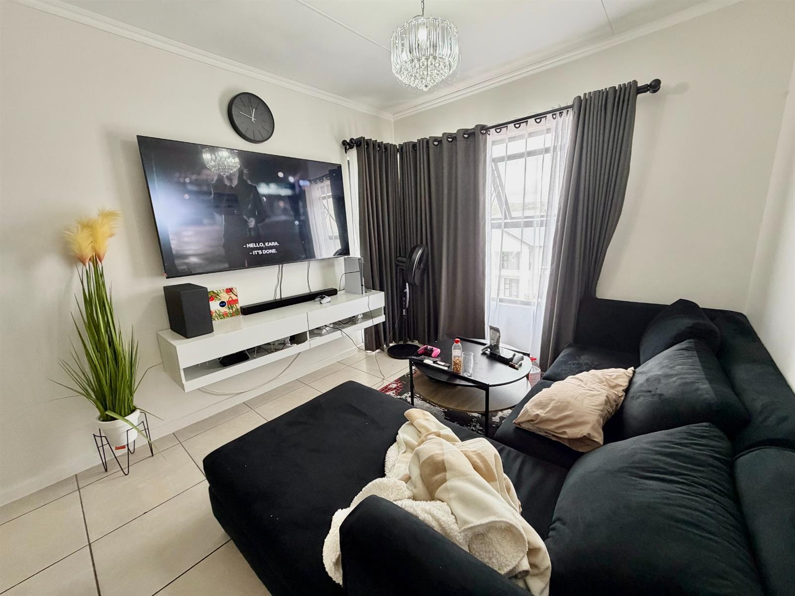 Modern 1 Bedroom 3rd Floor Apartment / Flat for Sale in Olivedale