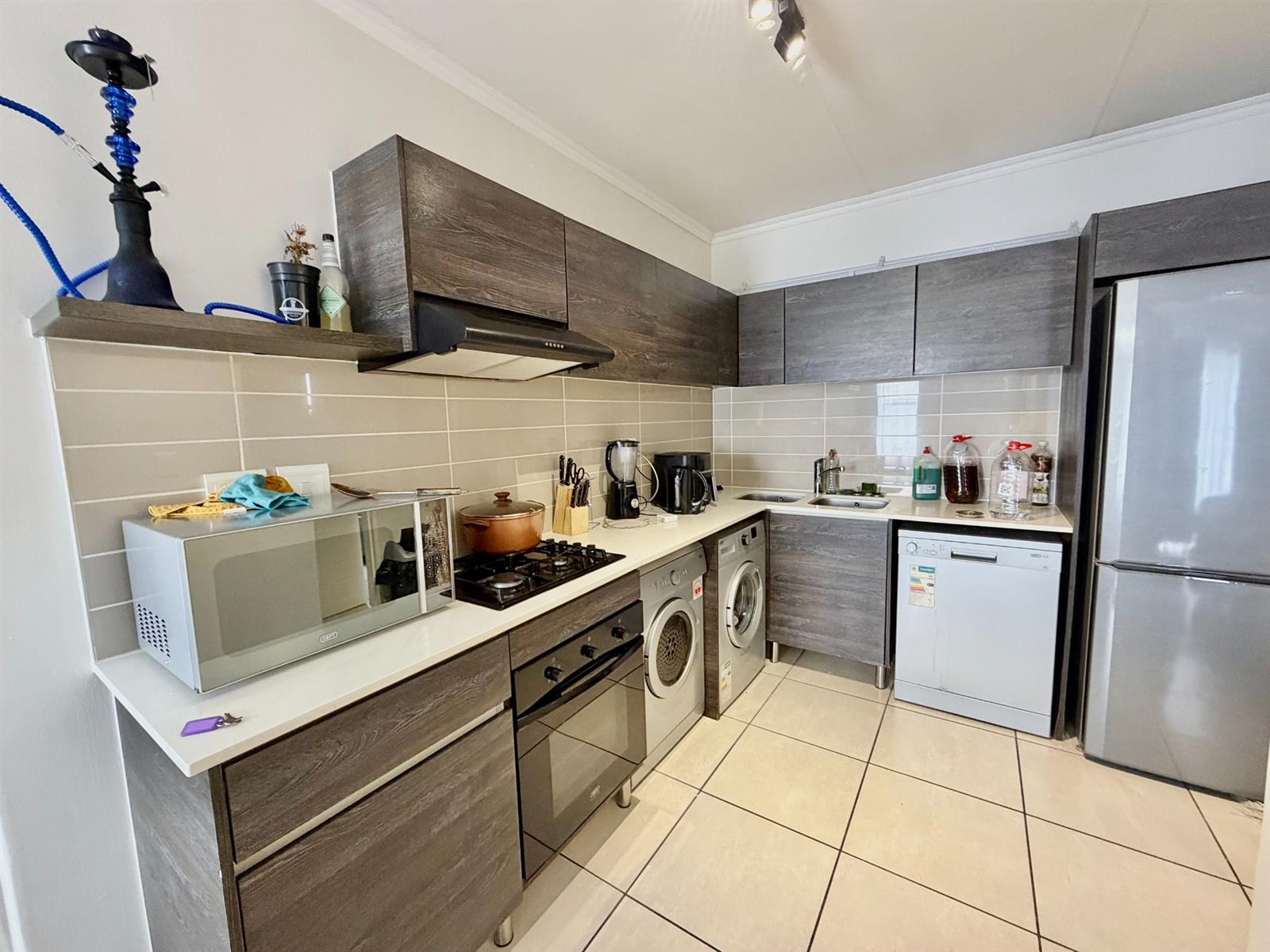 Modern 1 Bedroom 3rd Floor Apartment / Flat for Sale in Olivedale