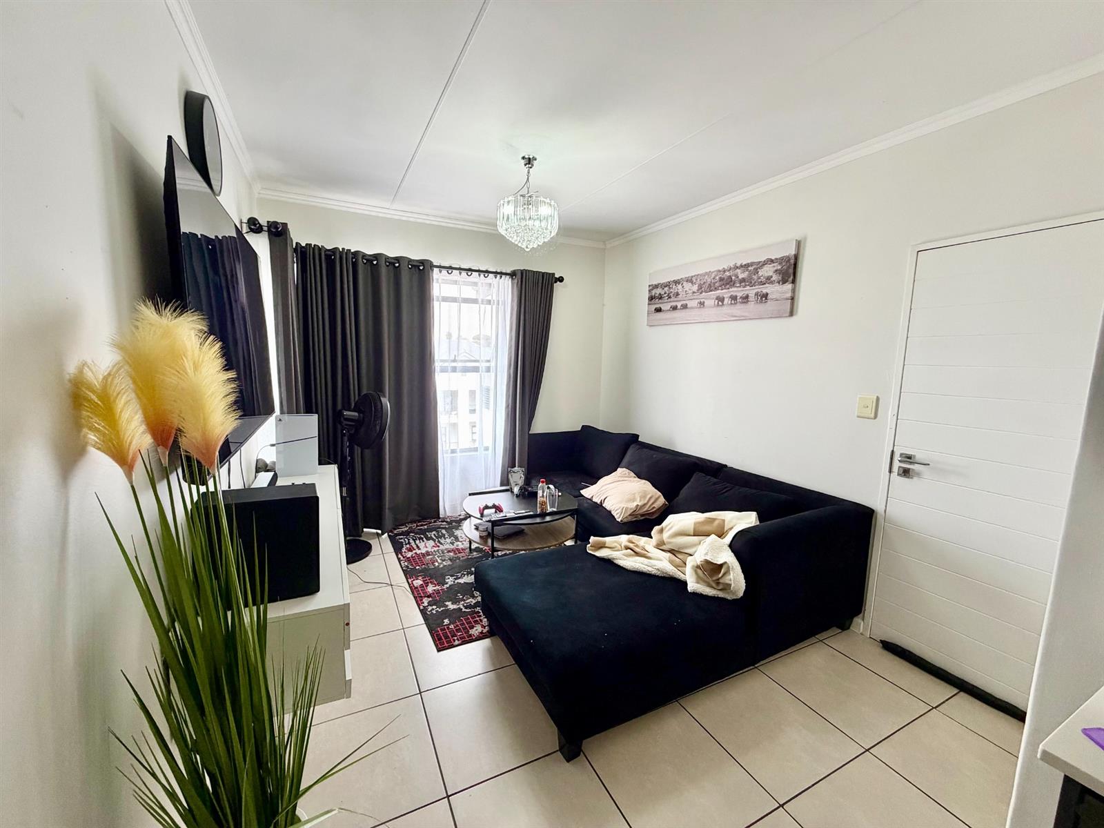 Modern 1 Bedroom 3rd Floor Apartment / Flat for Sale in Olivedale