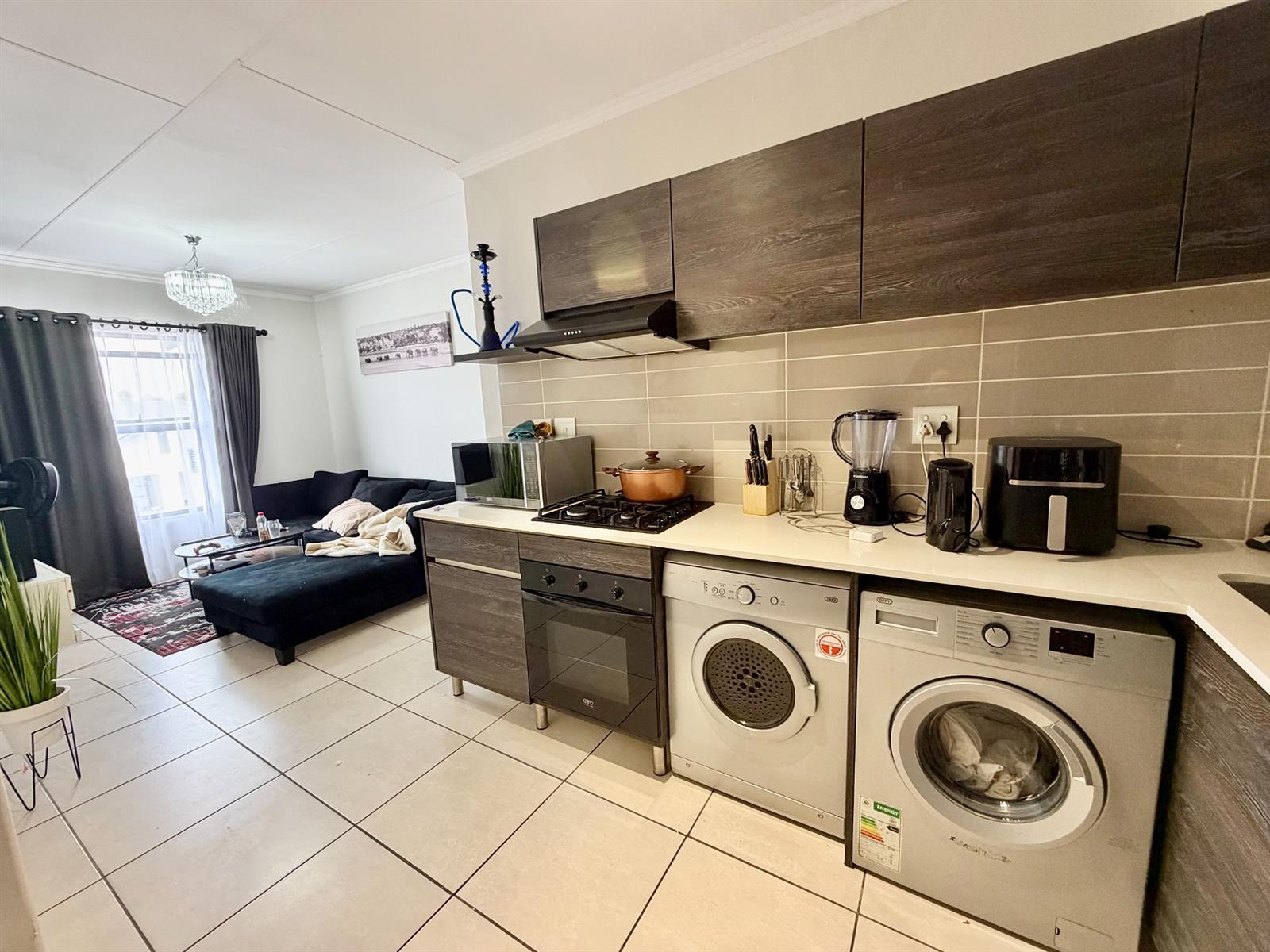 Modern 1 Bedroom 3rd Floor Apartment / Flat for Sale in Olivedale