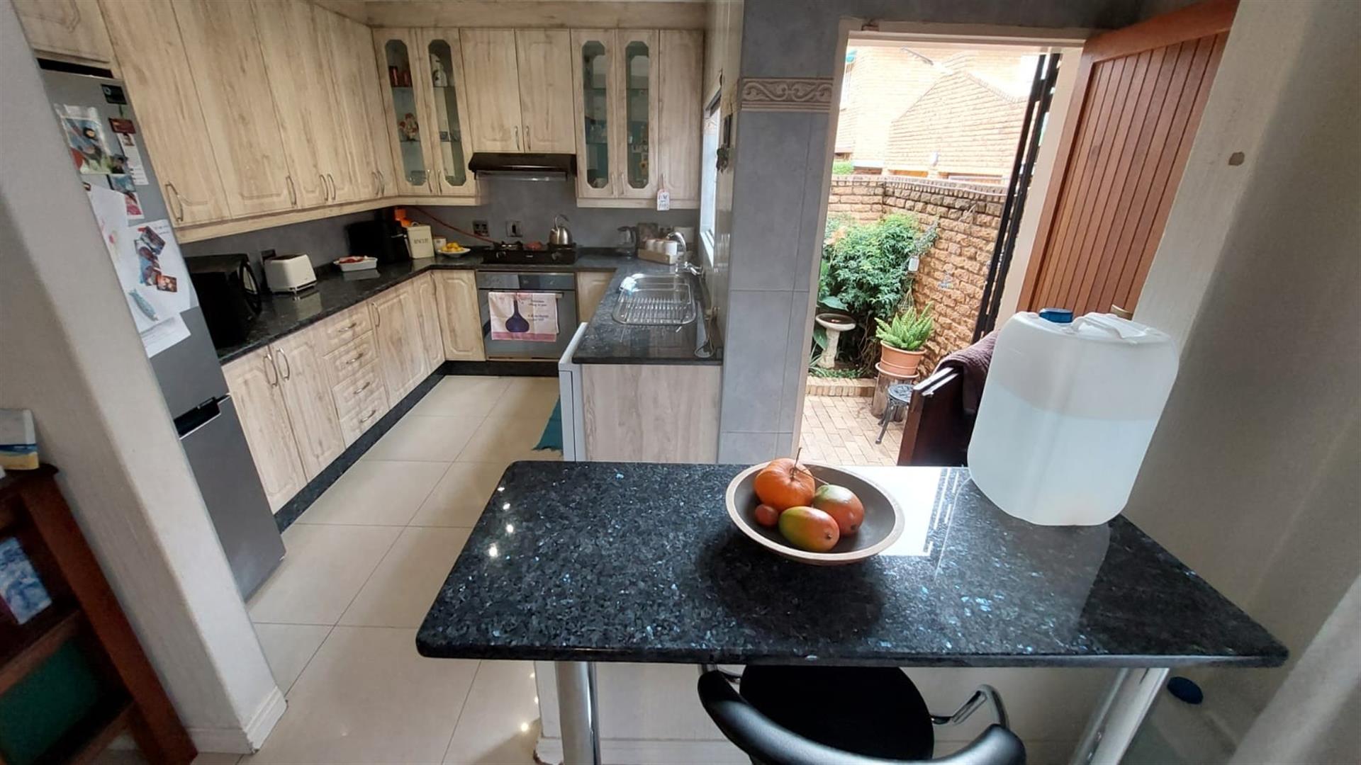 MODERN FOUR BEDROOM DUPLEX TOWNHOUSE FOR SALE IN GREAT LOCATION IN BASSONIA