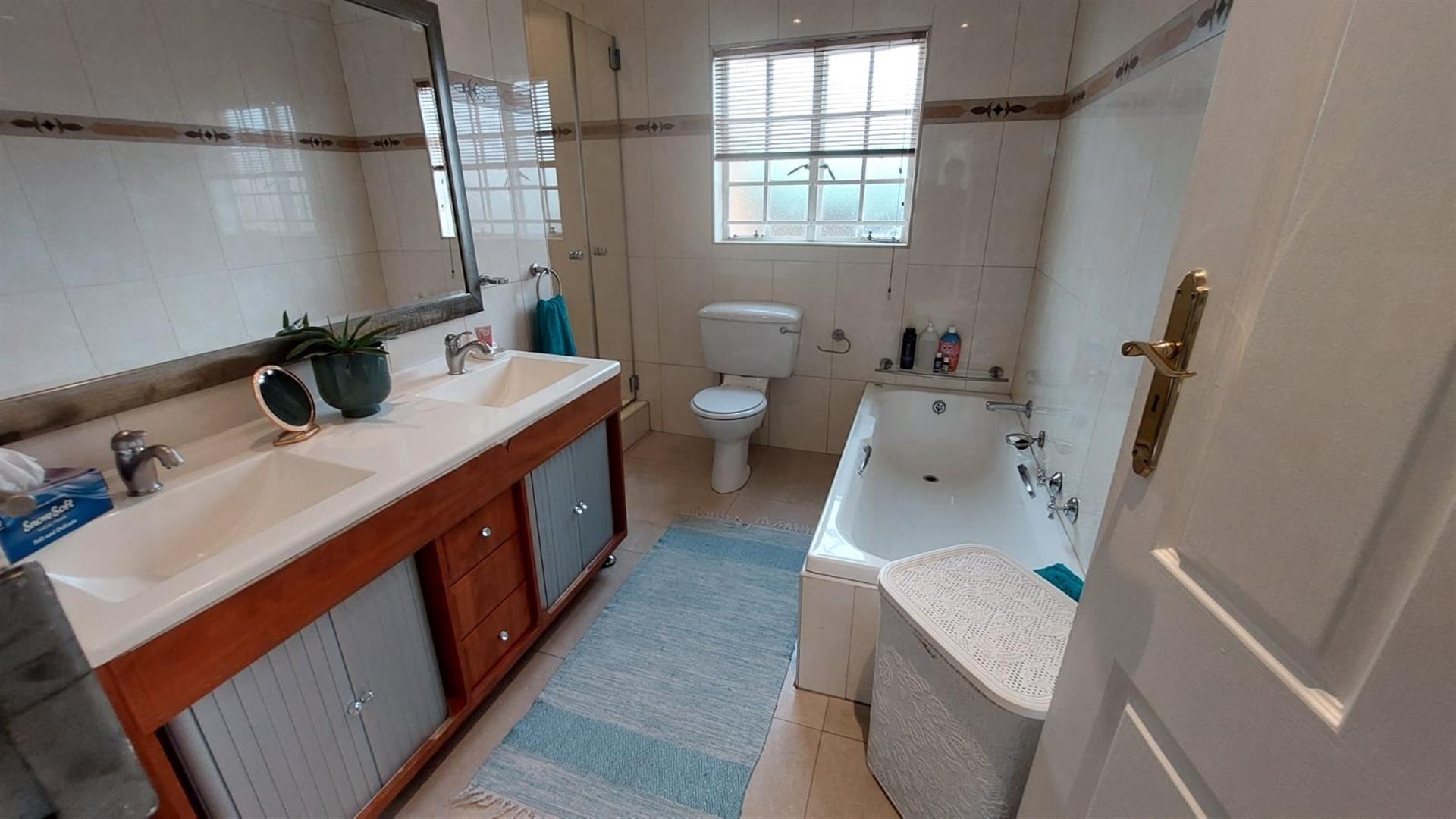 MODERN FOUR BEDROOM DUPLEX TOWNHOUSE FOR SALE IN GREAT LOCATION IN BASSONIA