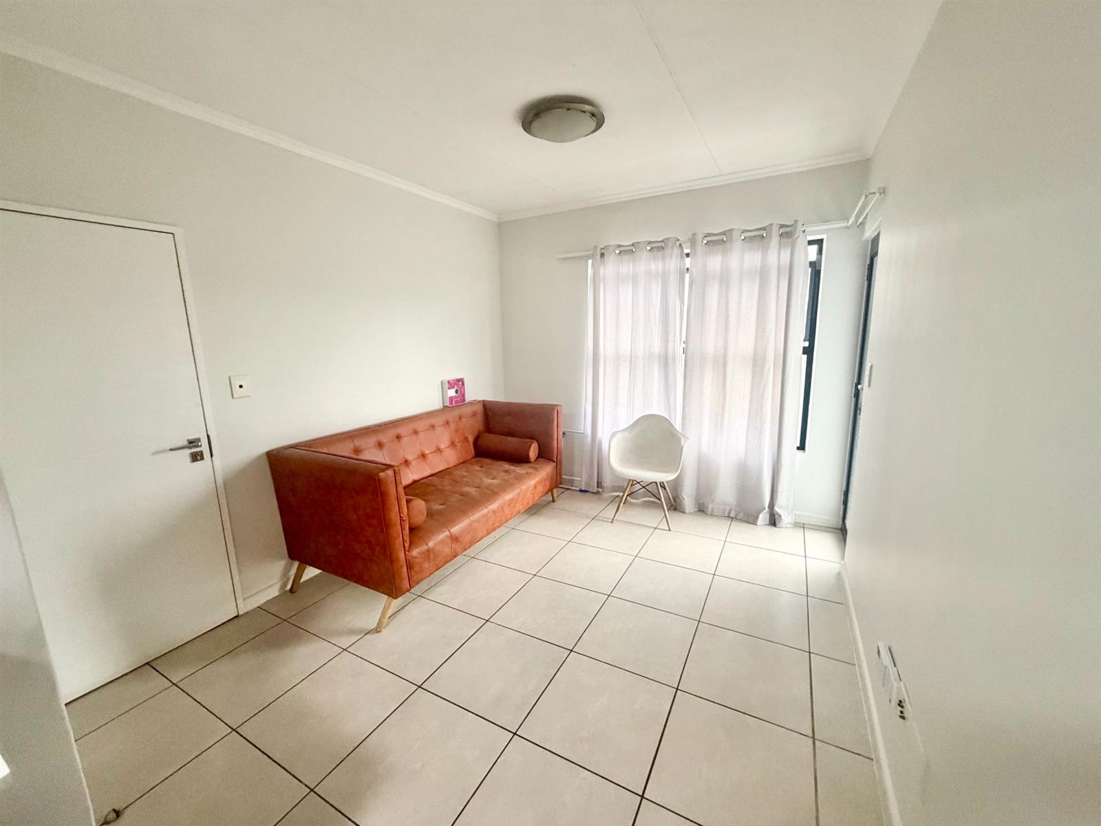 Modern 1 Bedroom 3rd Floor Apartment / Flat for Sale in Olivedale