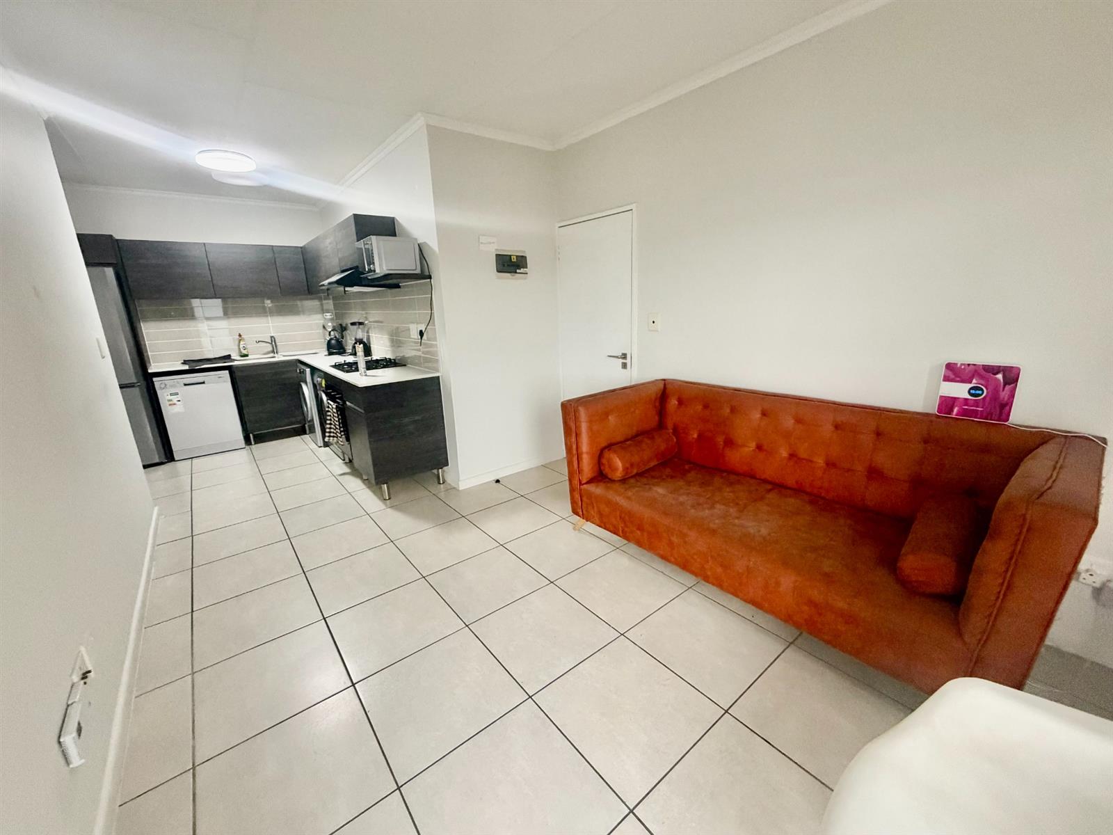 Modern 1 Bedroom 3rd Floor Apartment / Flat for Sale in Olivedale