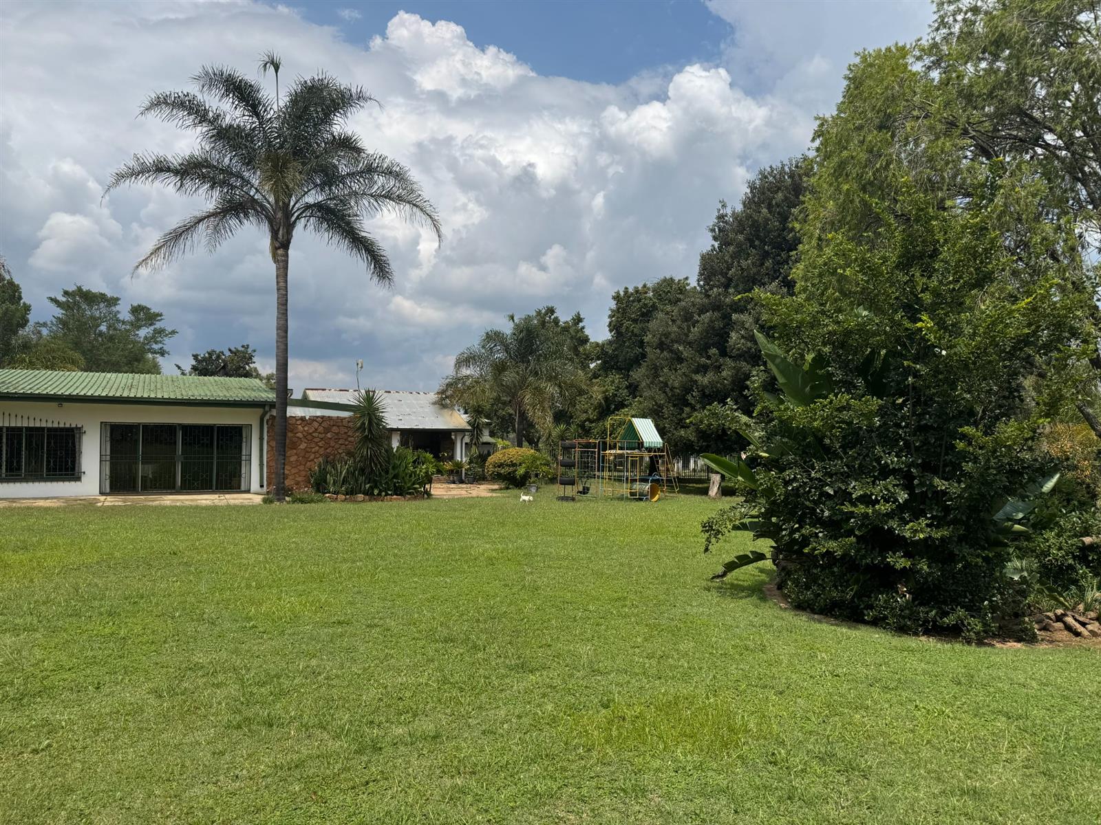 Escape the rush of city life and discover this charming smallholding in the bushveld!