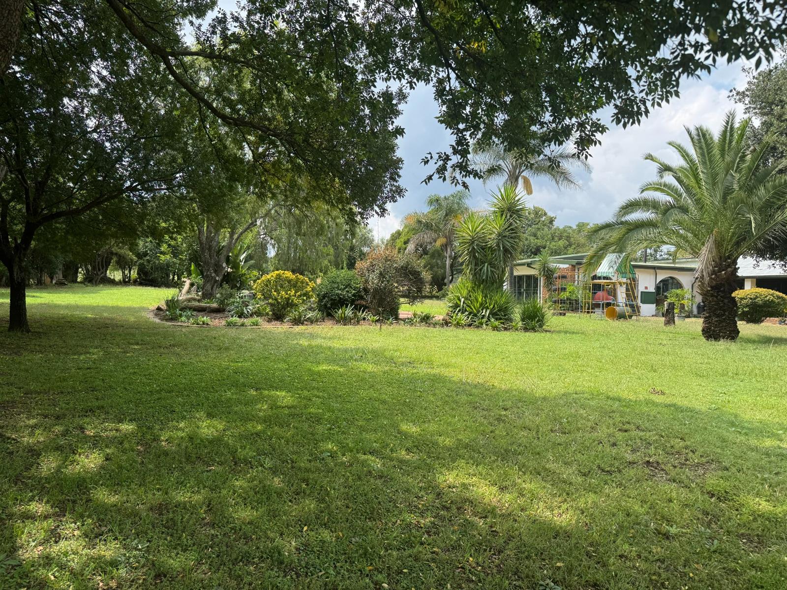 Escape the rush of city life and discover this charming smallholding in the bushveld!