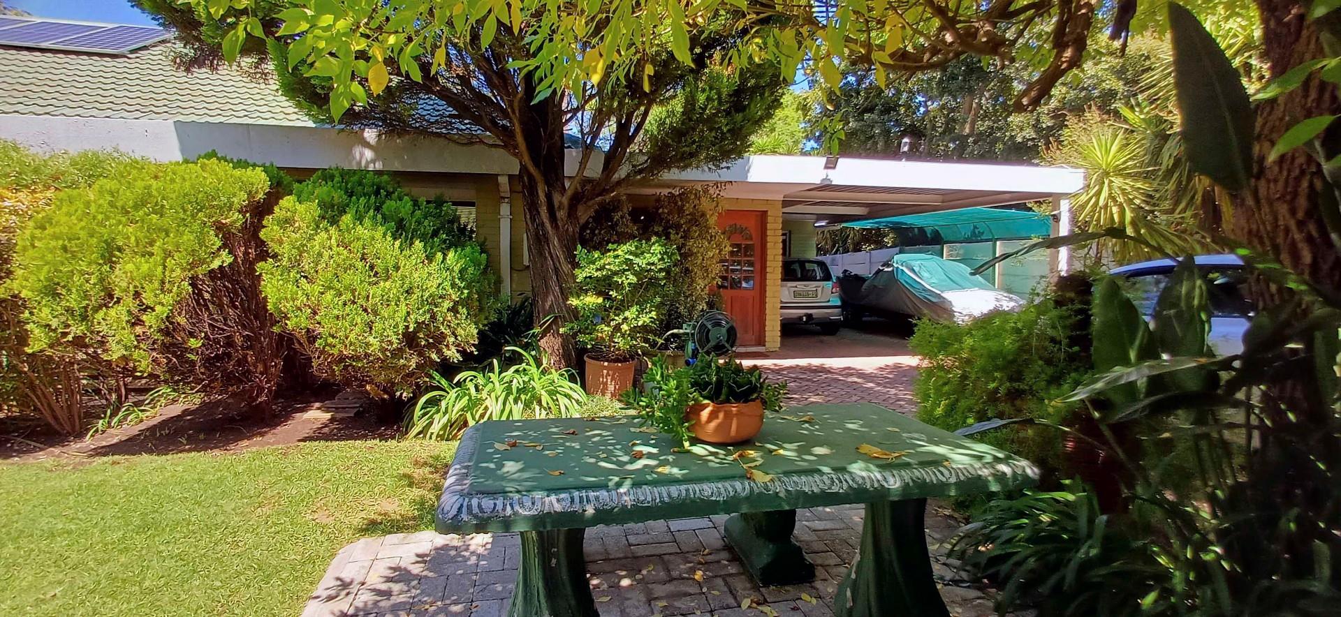 HOUSE with BUSINESS at home possibilities on the MAIN ROAD with a Solar system and water tank.