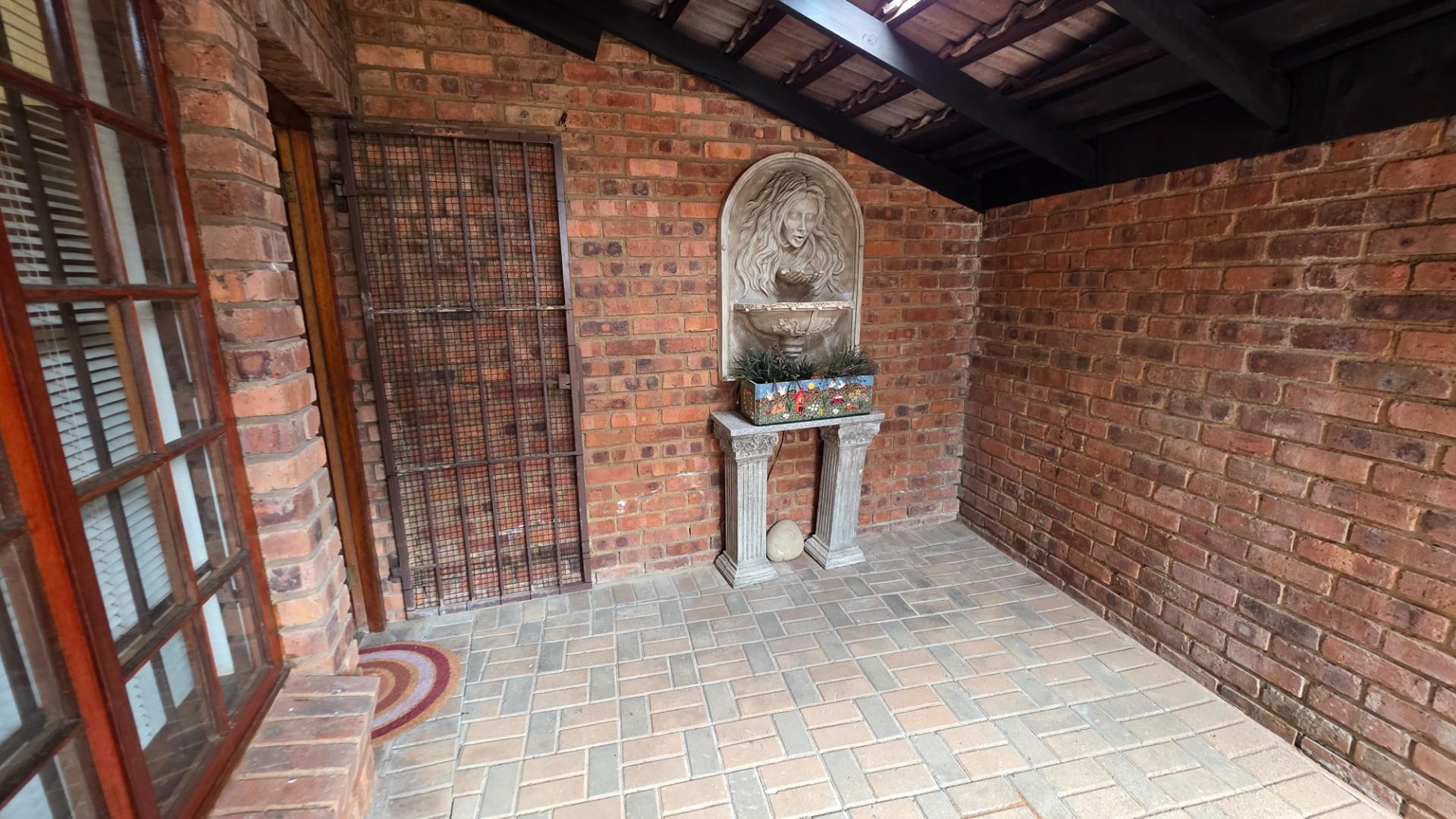 Picturesque 2 bedroom, 2 bathroom Townhouse For Sale in Margate, KwaZulu Natal