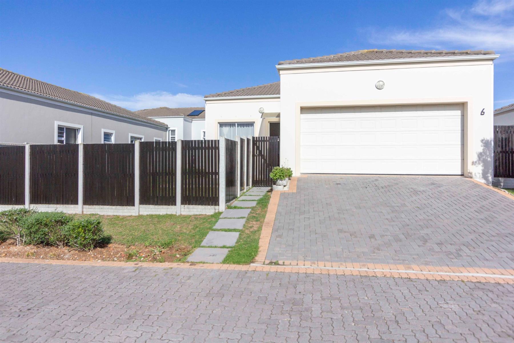 Townhouse For Sale in Parsonsvlei, Port Elizabeth