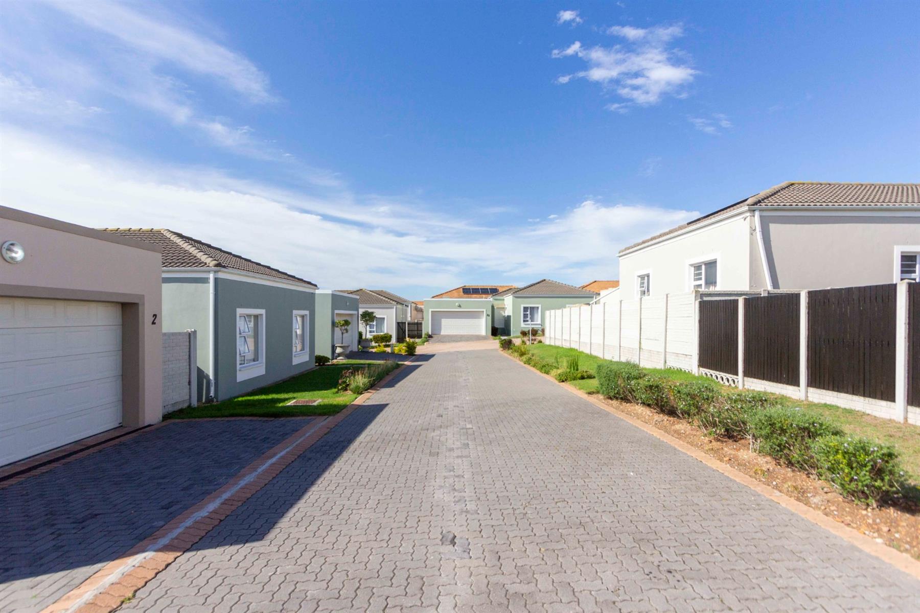 Townhouse For Sale in Parsonsvlei, Port Elizabeth
