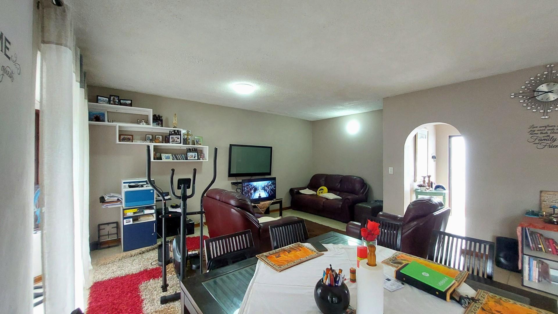 Duplex Apartment For Sale in Uvongo, KwaZulu Natal
