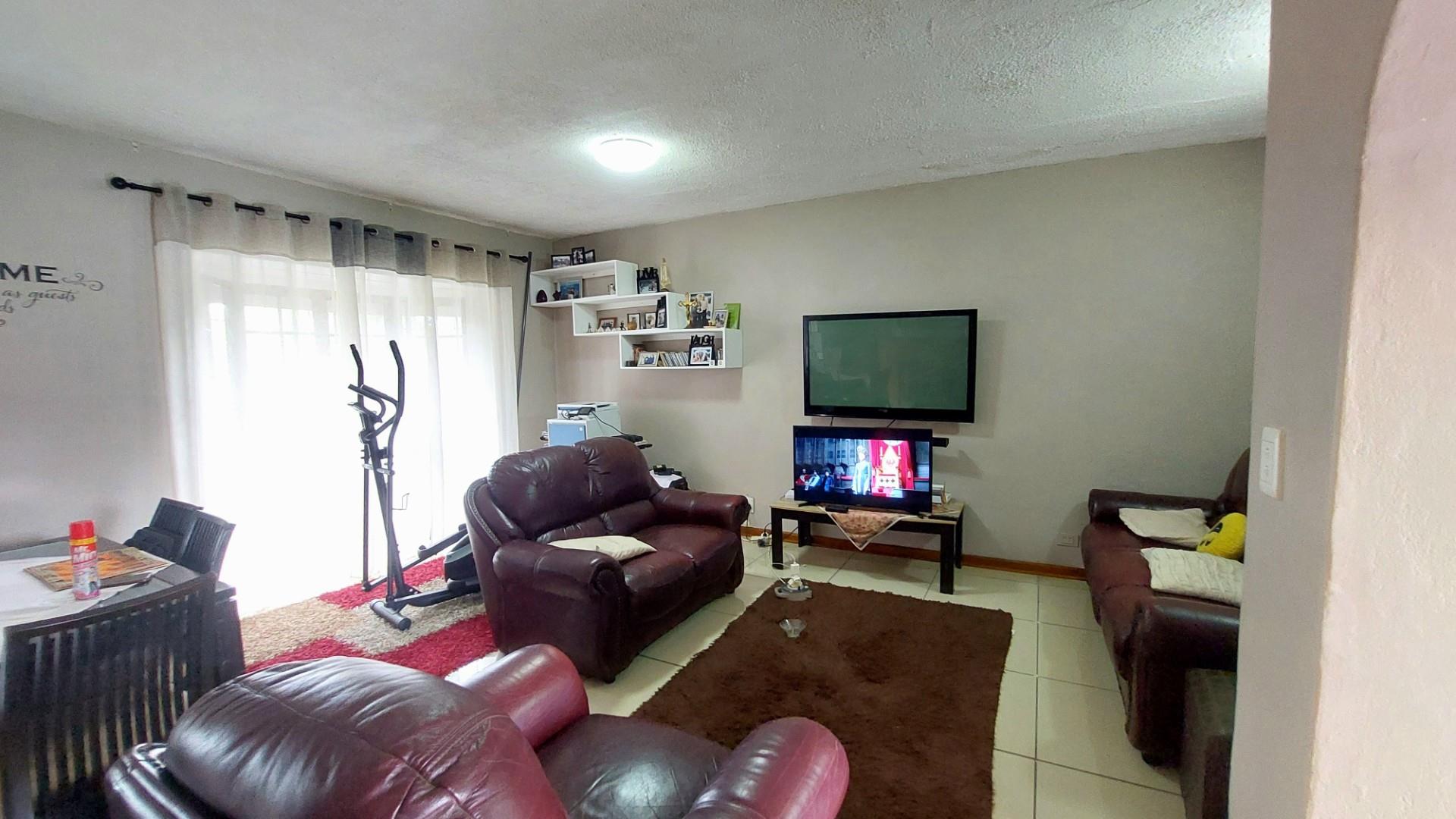 Duplex Apartment For Sale in Uvongo, KwaZulu Natal