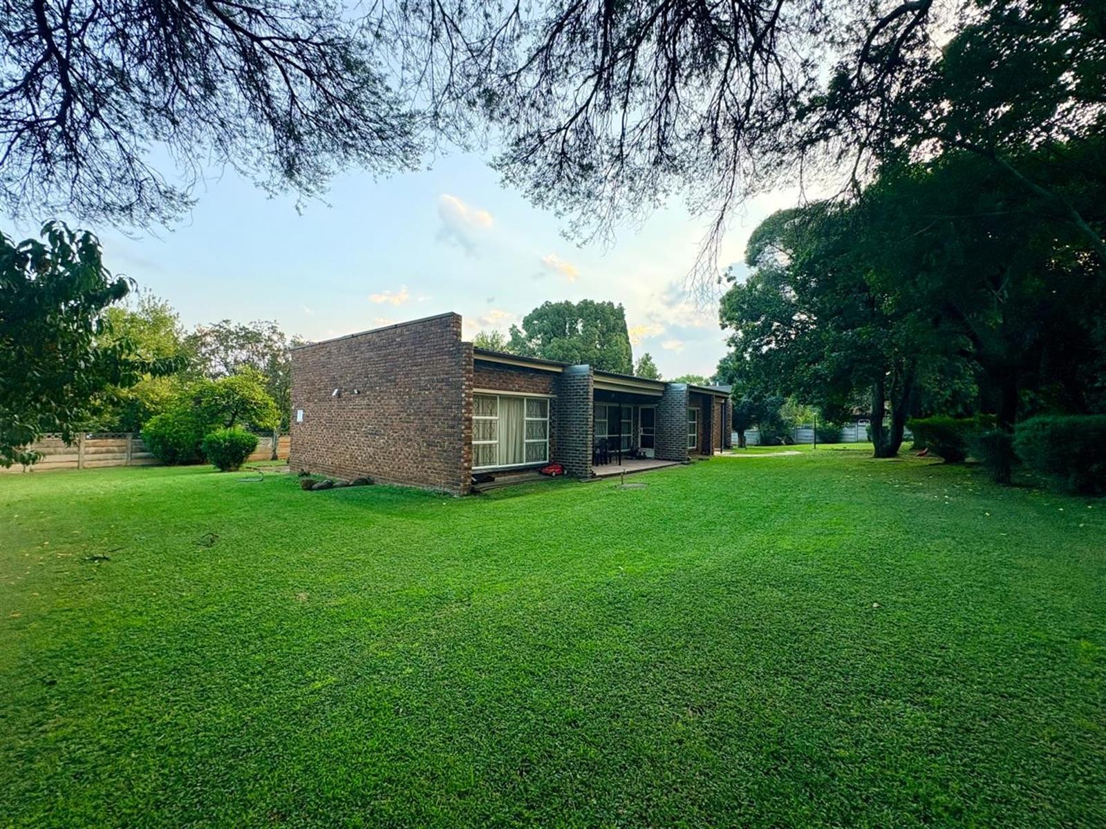 Stop scrolling! The perfect 4 bedroom family home with a large yard.
