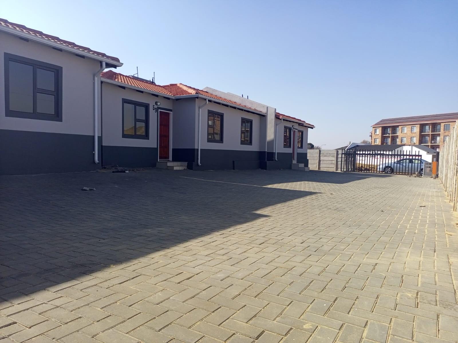 Townhouse For Sale in Chiawelo, Soweto