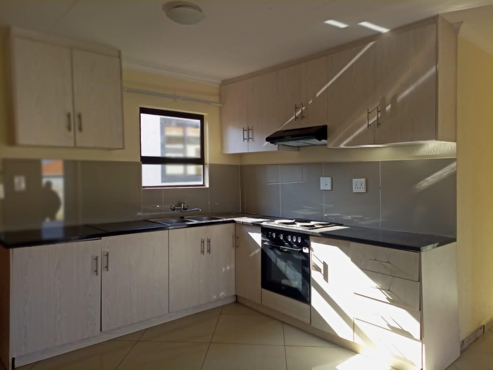 Townhouse For Sale in Chiawelo, Soweto