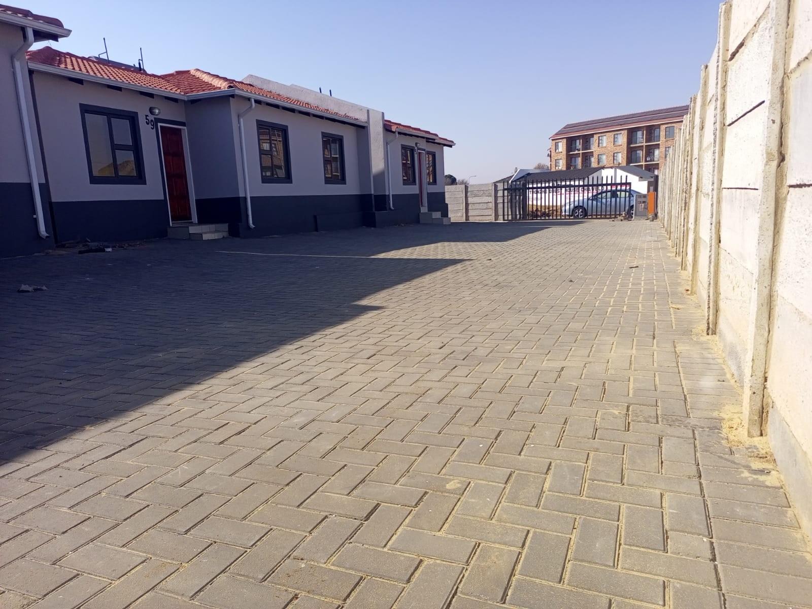 Townhouse For Sale in Chiawelo, Soweto