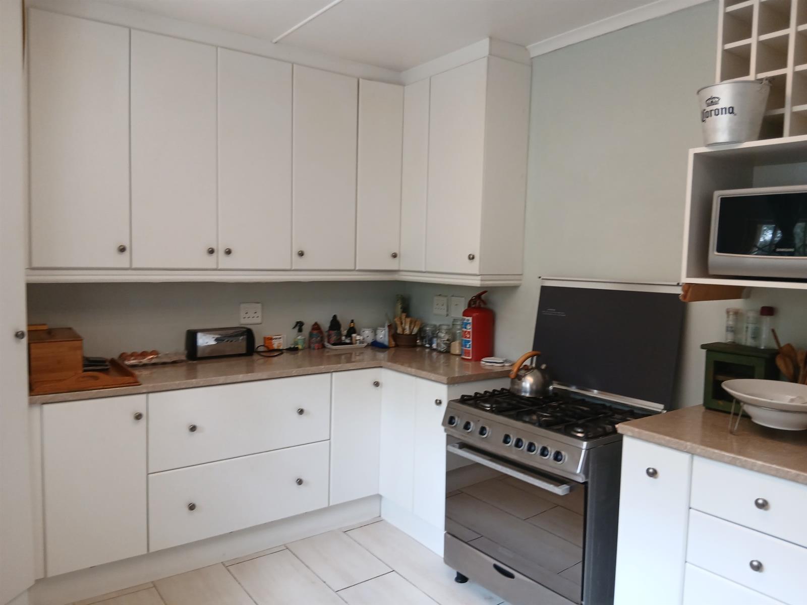 R1 550 000 4 Bedroom House for sale in East bank