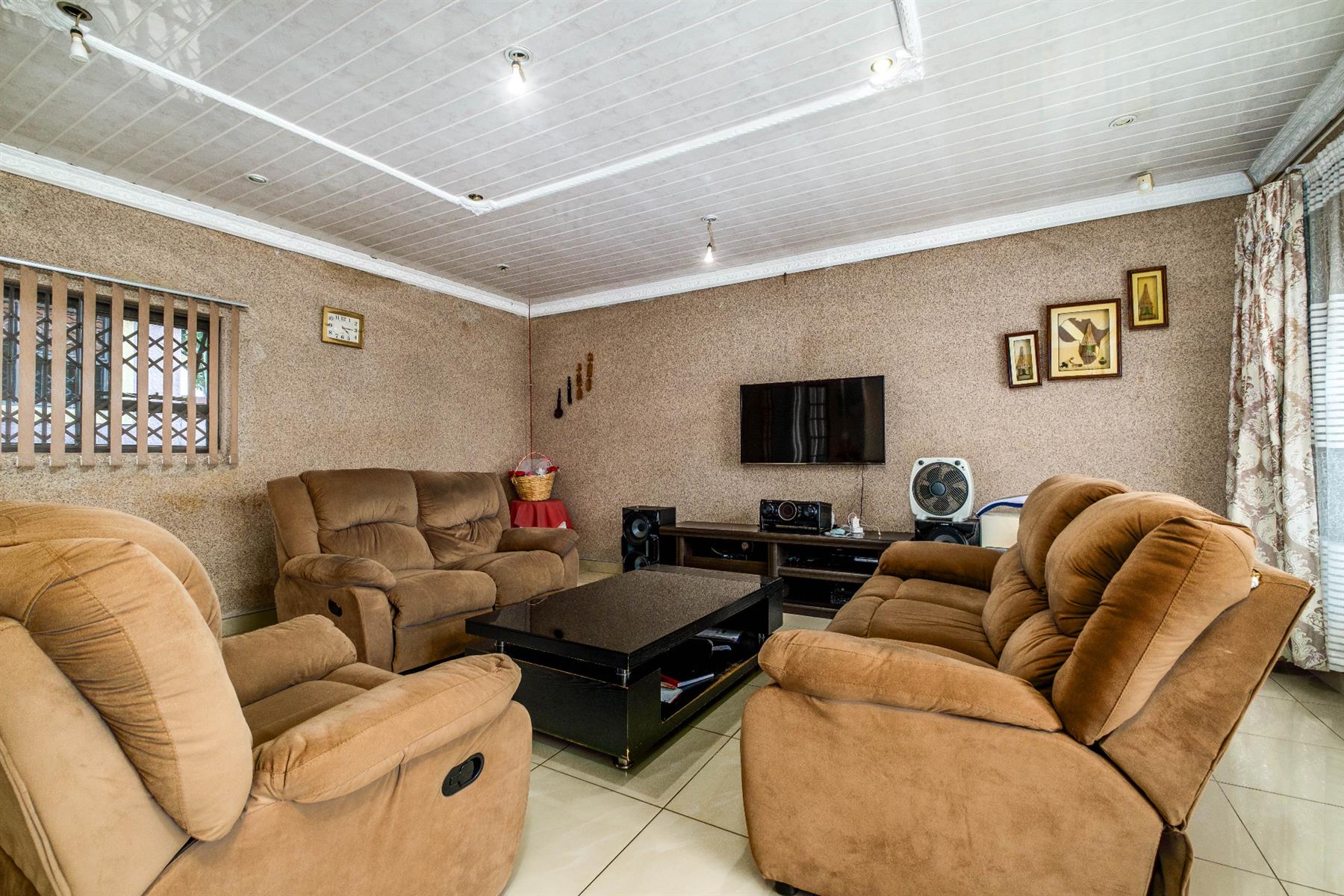 House for sale in Witpoortjie, Roodepoort, 310 m²