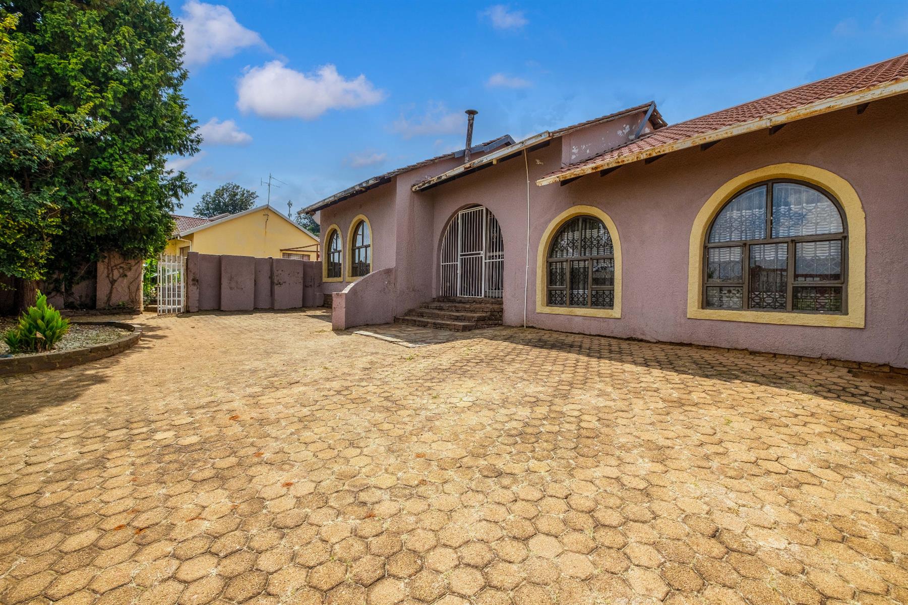 House for sale in Witpoortjie, Roodepoort, 310 m²