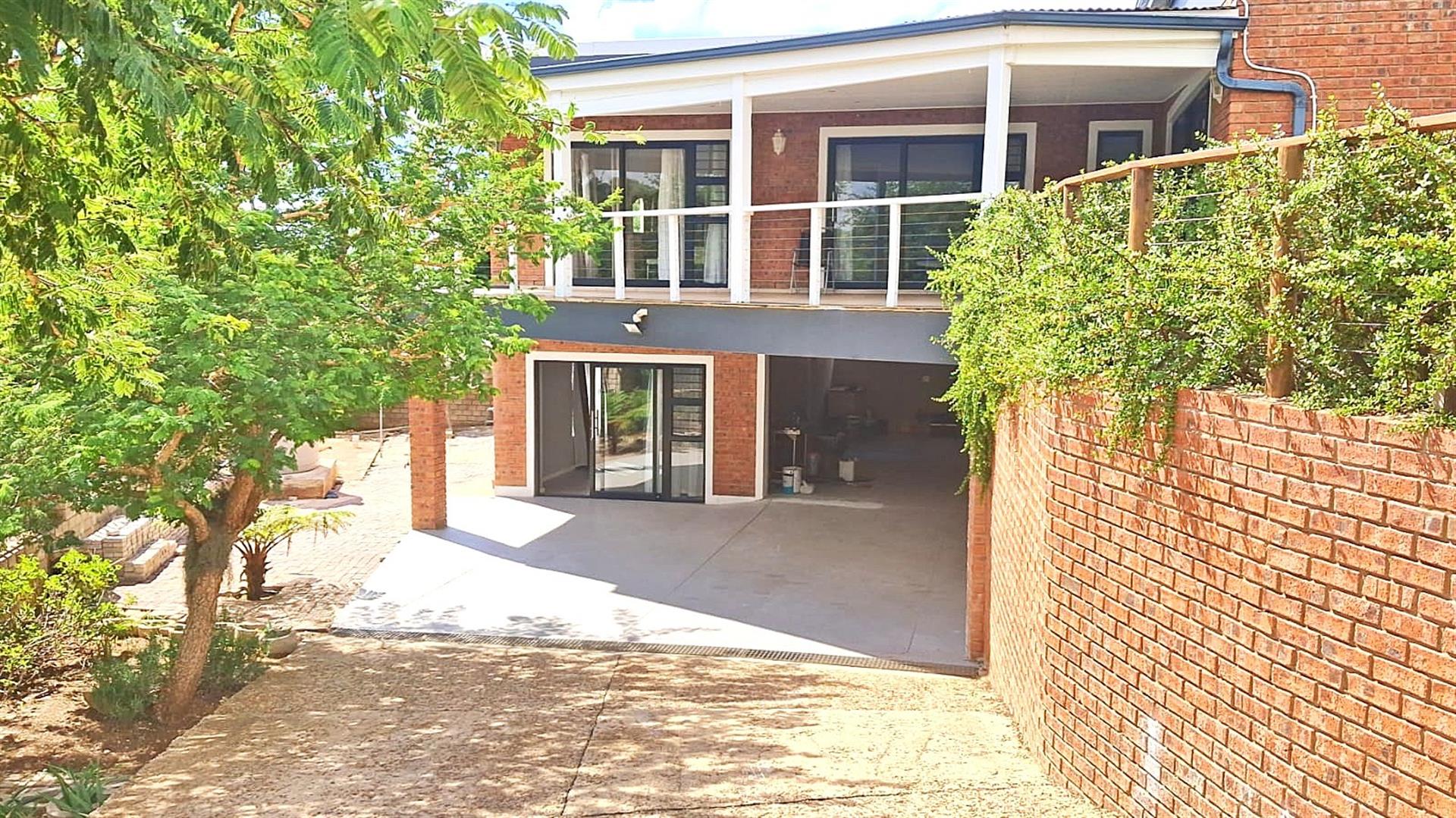 4 Bedroom Home with Flatlet , Covered Patio and Greenbelt view in Noorsekloof, Jeffreys Bay